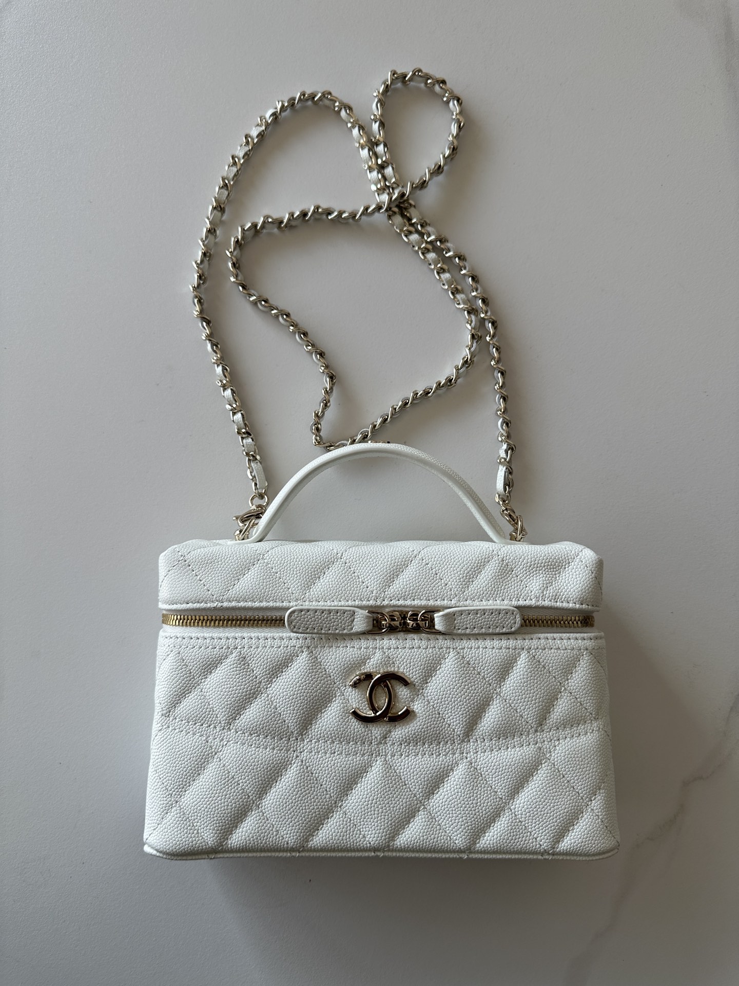 NO:186152,Genuine grade original leather Brand: Chanel Model: A7 Introduction: Original single quality, classic work, the cutting-edge of gorgeousness and temperament, is your unexpected honor. Leather type: Original single imported ball pattern leather, with original cloth inside. Hardware: Original hardware preparation size: 17cmX9.5cmX8cm, CHANEL, chanel19860909正品级 原厂皮 品牌:Chanel型号:A7简介:原单质量,经典之作,华丽与气质的前沿,是你意想不到的尊贵.皮种:原单进口球纹皮,里配原版布.五金:原版五金配制尺寸:17cmX9.5cmX8cm,CHANEL,chanel,Bag