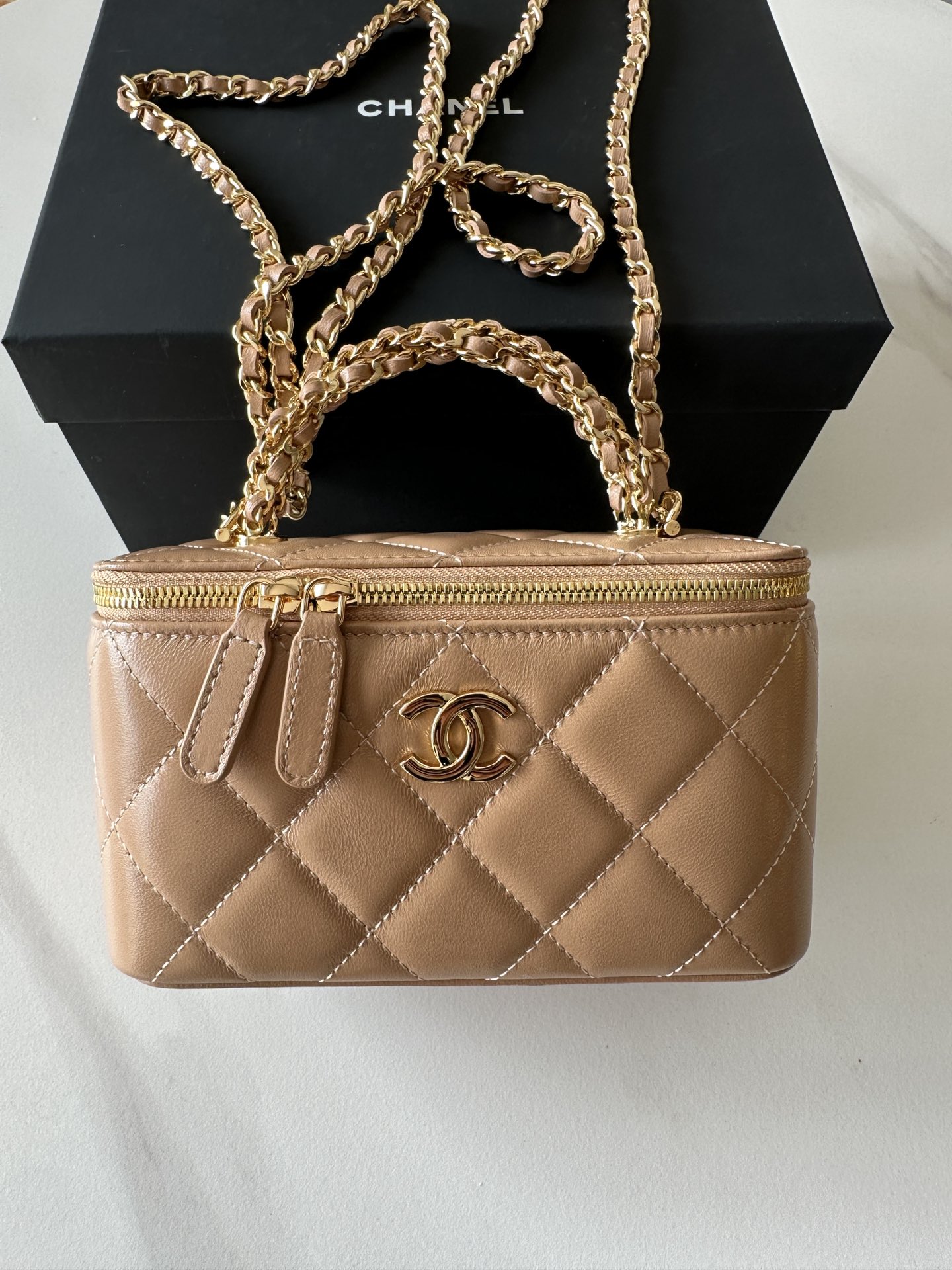 NO:186157,Genuine grade original leather Brand: Chanel Model: AP Introduction: Original single quality, classic work, gorgeous and temperament, the cutting-edge of your unexpected honor. Leather type: Original single imported sheepskin, with original cloth inside. Hardware: Original hardware preparation size: 17cmX9.5cmX8cm, CHANEL, chanel, sheepskin19860909正品级 原厂皮 品牌:Chanel型号:AP简介:原单质量,经典之作,华丽与气质的前沿,是你意想不到的尊贵.皮种:原单进口羊皮,里配原版布.五金:原版五金配制尺寸:17cmX9.5cmX8cm,CHANEL,chanel,sheepskin,Bag