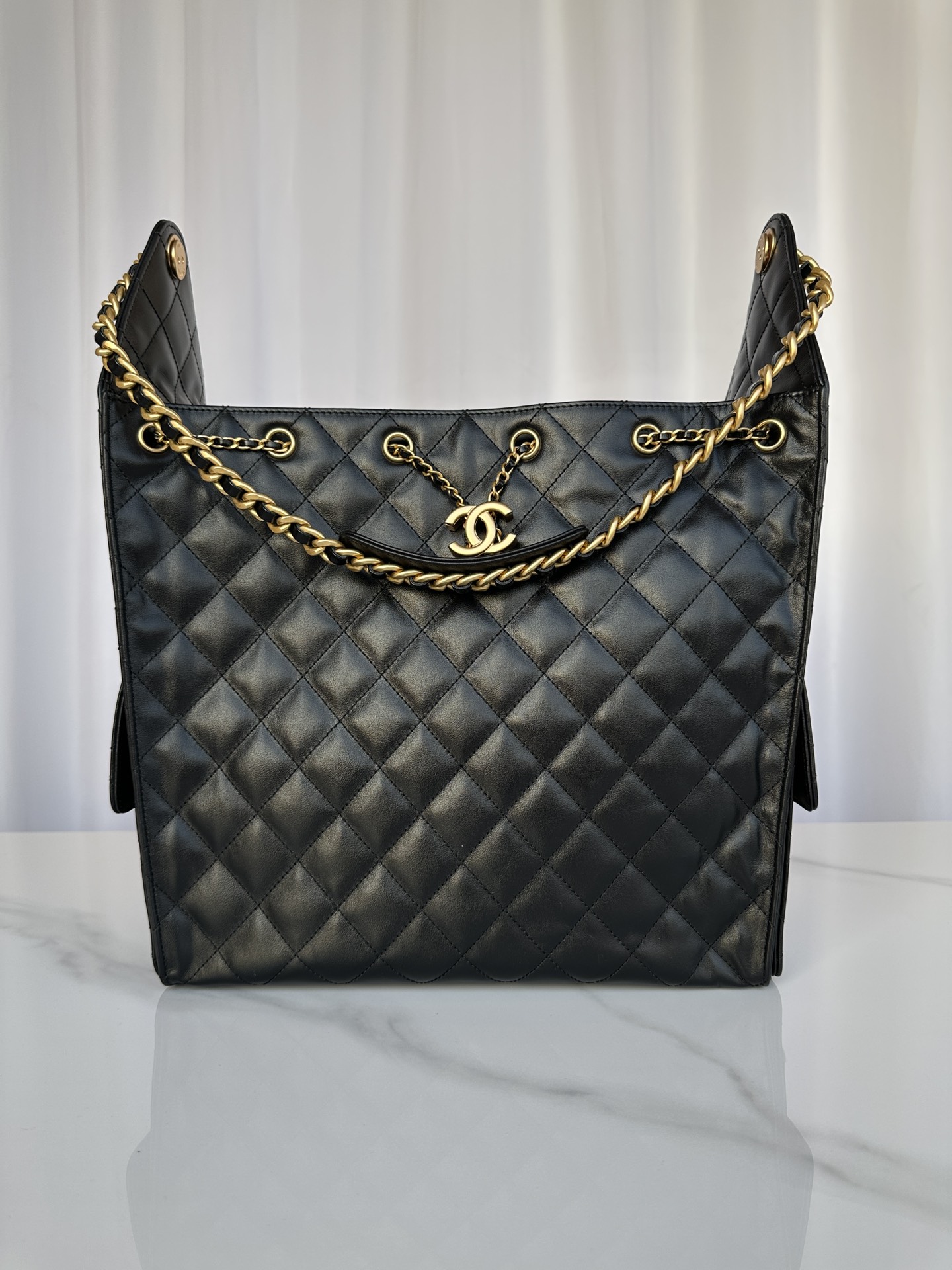 NO:206974,.Brand: Chanel Model: AS5311 Introduction: Original single quality, classic work, the cutting-edge of gorgeousness and temperament, is your unexpected honor. Leather type: Original single imported lambskin skin, with original lambskin. Hardware: Original hardware preparation size: 31cmX15cmX39cm, Chanel, chanel, chanel, sheepskin19860909.品牌:Chanel型号:AS5311 简介:原单质量,经典之作,华丽与气质的前沿,是你意想不到的尊贵.皮种:原单进口小羊皮皮,里配原版小羊皮.五金:原版五金配制尺寸:31cmX15cmX39cm,香奈儿,chanel,chanel,sheepskin,Bag