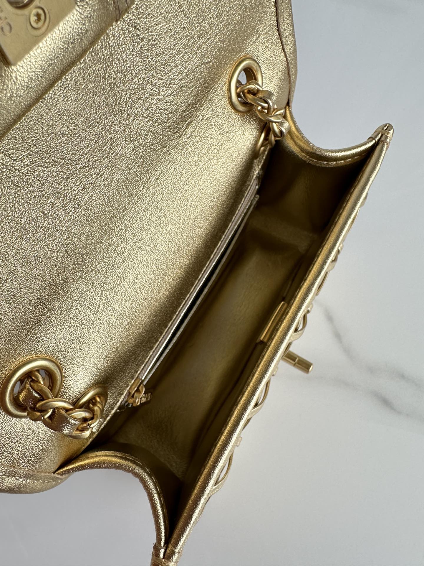 Chanell AS4797: Classic Flap Bag, Luxurious Calfskin Leather, 19cm 8 i1747973126 7372 1