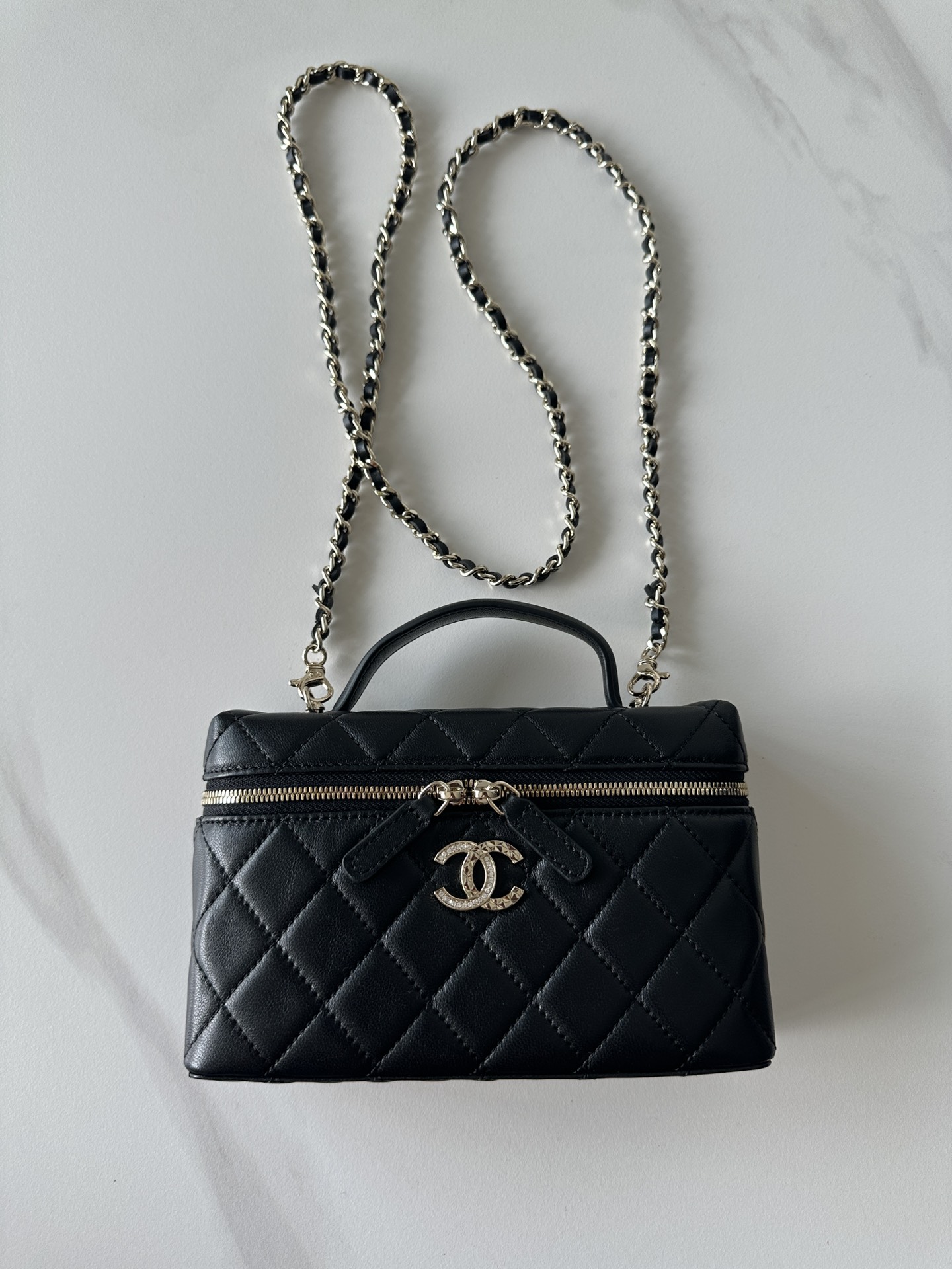 NO:340488,Brand: Chanel Model: A Introduction: Original single quality, classic work, gorgeous and elegant frontier, it is your unexpected honor. Leather type: Original single imported lambskin, with original cloth inside. Hardware: Original hardware preparation size: 17cmX19cmX5cm, CHANEL, chanel, sheepskin19860909品牌:Chanel型号:A简介:原单质量,经典之作,华丽与气质的前沿,是你意想不到的尊贵.皮种:原单进口小羊皮,里配原版布.五金:原版五金配制尺寸:17cmX19cmX5cm,CHANEL,chanel,sheepskin,Bag
