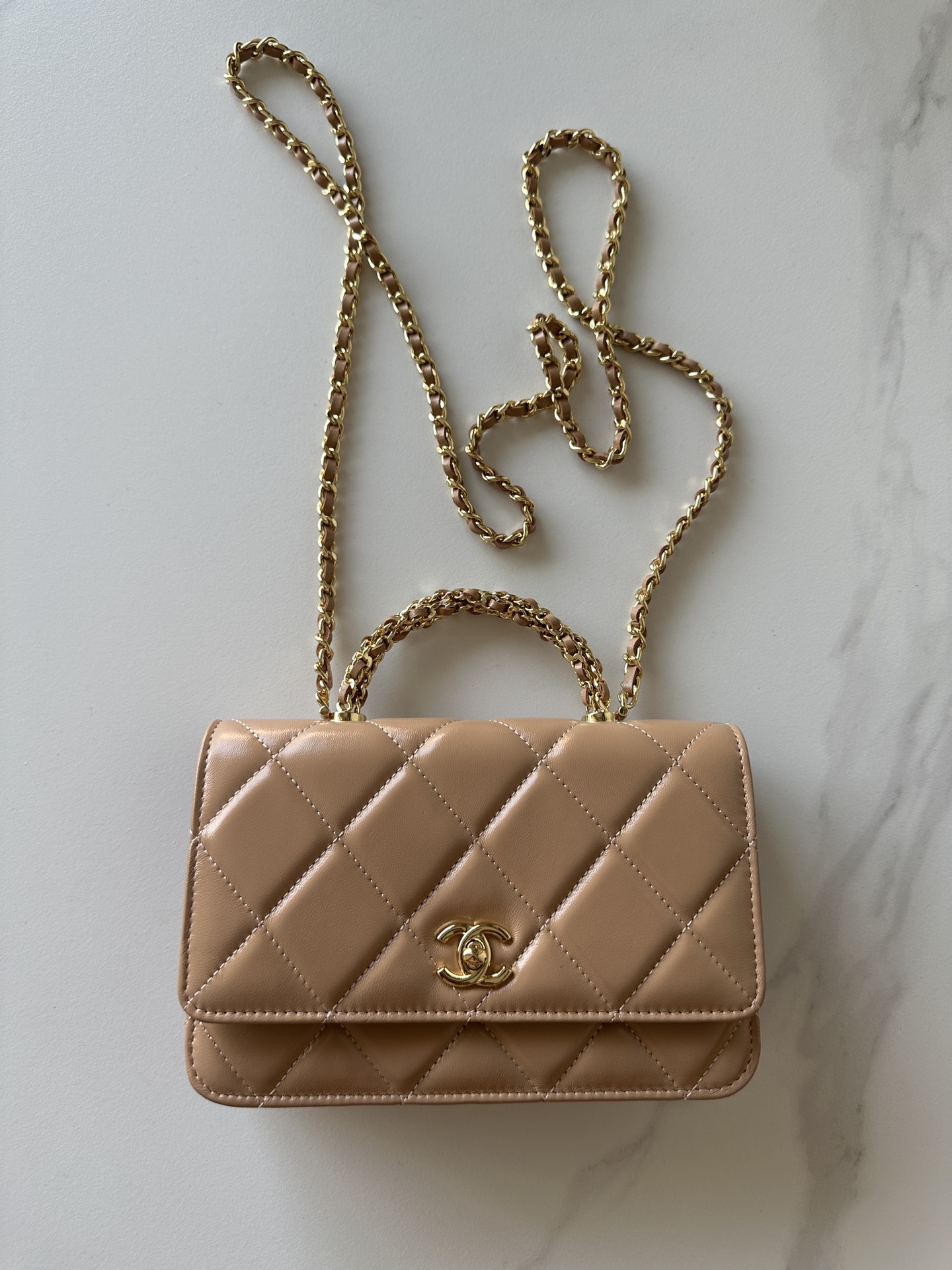 NO:340477,Brand: Chanel Model: A Introduction: Original single quality, classic work, gorgeous and temperament, is the forefront of your unexpected honor. Leather type: Original single imported oil wax leather, with original cloth inside. Hardware: Original hardware preparation size: 19cmX12cmX4cm, CHANEL, chanel19860909品牌:Chanel型号:A简介:原单质量,经典之作,华丽与气质的前沿,是你意想不到的尊贵.皮种:原单进口油蜡皮,里配原版布.五金:原版五金配制尺寸:19cmX12cmX4cm,CHANEL,chanel,Bag