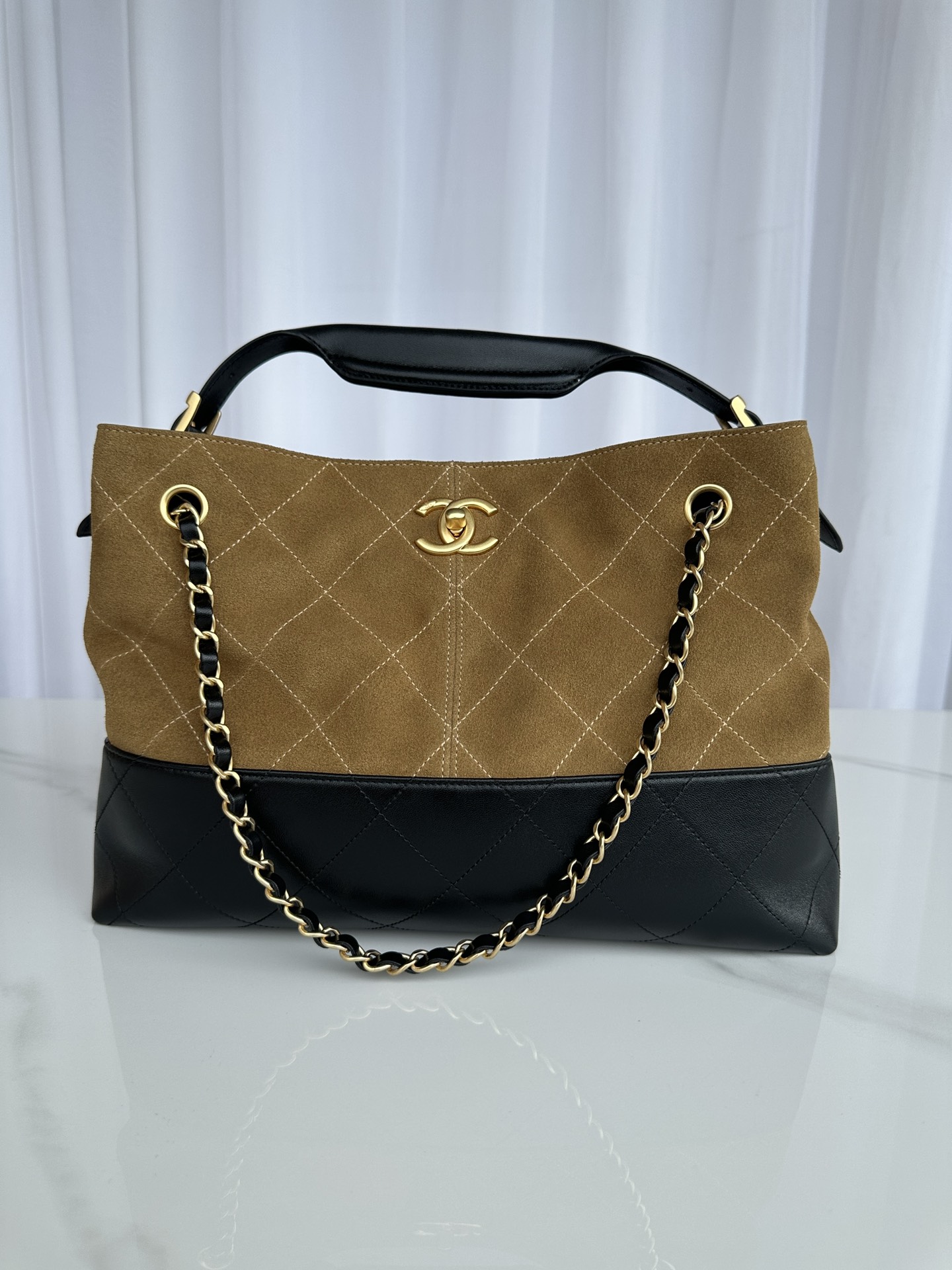 NO:340455,Brand: Chanel Model: AS5634 Introduction: Original single quality, classic work, gorgeous and temperament, is the forefront of your unexpected honor. Leather type: Original single imported sheepskin, with original cloth inside. Hardware: Original hardware preparation size 36cm/24cm/12cm, CHANEL, chanel, sheepskin19860909品牌:Chanel型号:AS5634简介:原单质量,经典之作,华丽与气质的前沿,是你意想不到的尊贵.皮种:原单进口羊皮,里配原版布.五金:原版五金配制尺寸36cm/24cm/12cm,CHANEL,chanel,sheepskin,Bag