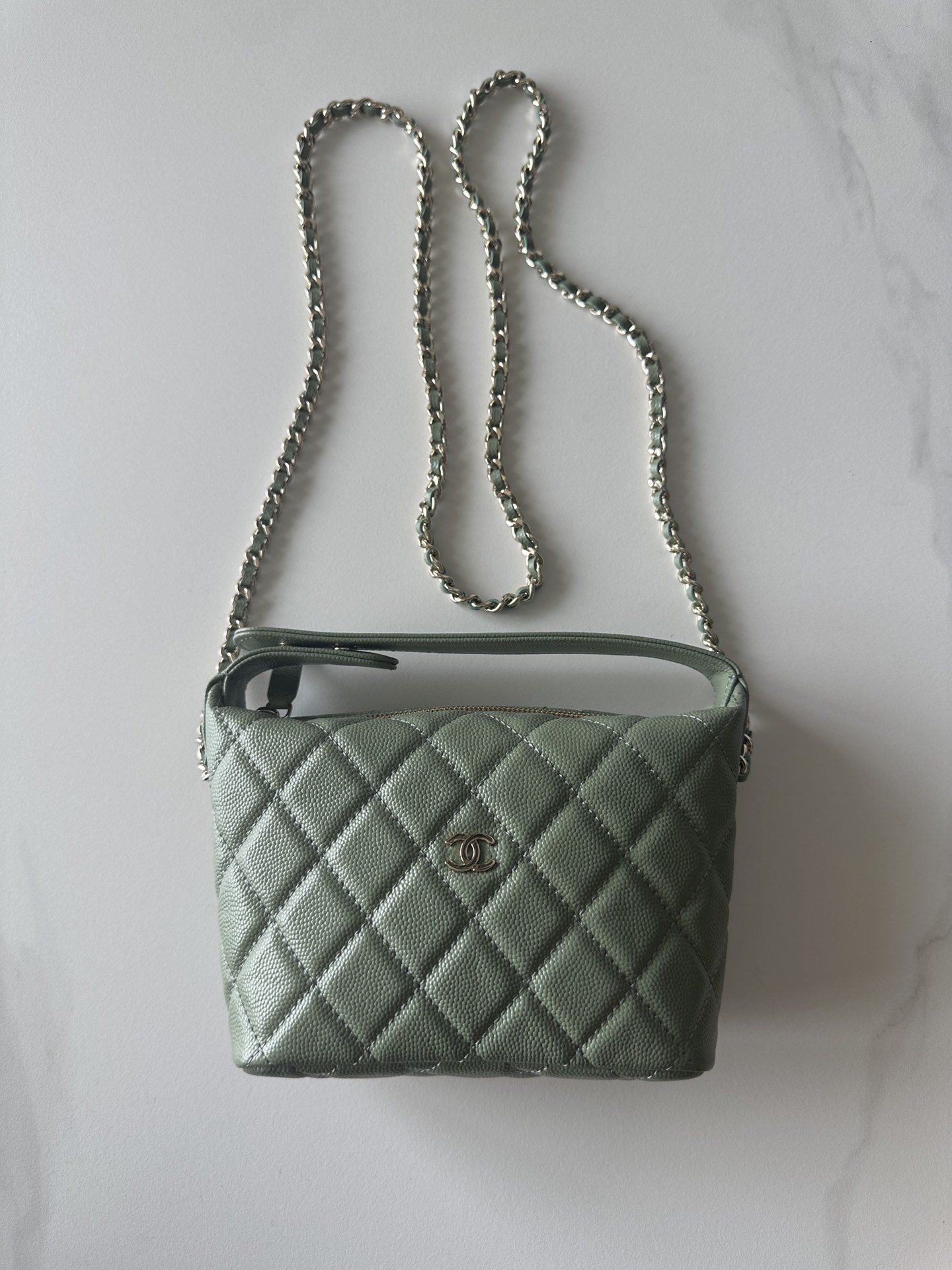 NO:340427,Brand: Chanel Model: AS4386 Introduction: Original single quality, classic work, gorgeous and temperament, is the forefront of your unexpected honor. Leather type ball pattern cowhide, original single imported ball pattern leather, with original cloth. Hardware: Original hardware preparation size: 19cmX15cmX6.5cm, CHANEL, chanel, cowhide19860909品牌:Chanel型号:AS4386简介:原单质量,经典之作,华丽与气质的前沿,是你意想不到的尊贵.皮种球纹牛皮,原单进口球纹皮,里配原版布.五金:原版五金配制尺寸:19cmX15cmX6.5cm,CHANEL,chanel,cowhide,Bag