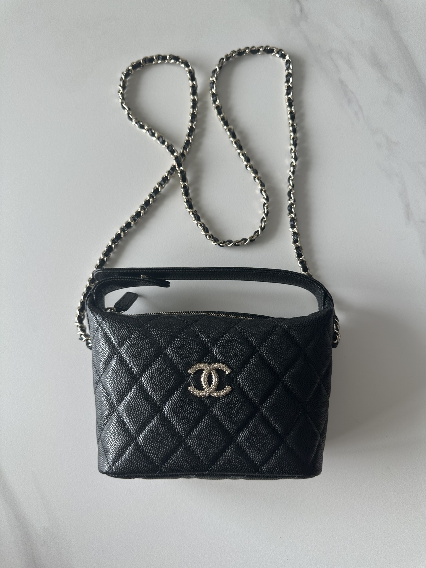 NO:340419,Brand: Chanel Model: AS4747 Introduction: Original single quality, classic work, gorgeous and temperament, is the forefront of your unexpected honor. Leather type ball pattern cowhide, original single imported ball pattern leather, with original cloth. Hardware: Original hardware preparation size: 19cmX15cmX6.5cm, CHANEL, chanel, cowhide19860909品牌:Chanel型号:AS4747简介:原单质量,经典之作,华丽与气质的前沿,是你意想不到的尊贵.皮种球纹牛皮,原单进口球纹皮,里配原版布.五金:原版五金配制尺寸:19cmX15cmX6.5cm,CHANEL,chanel,cowhide,Bag