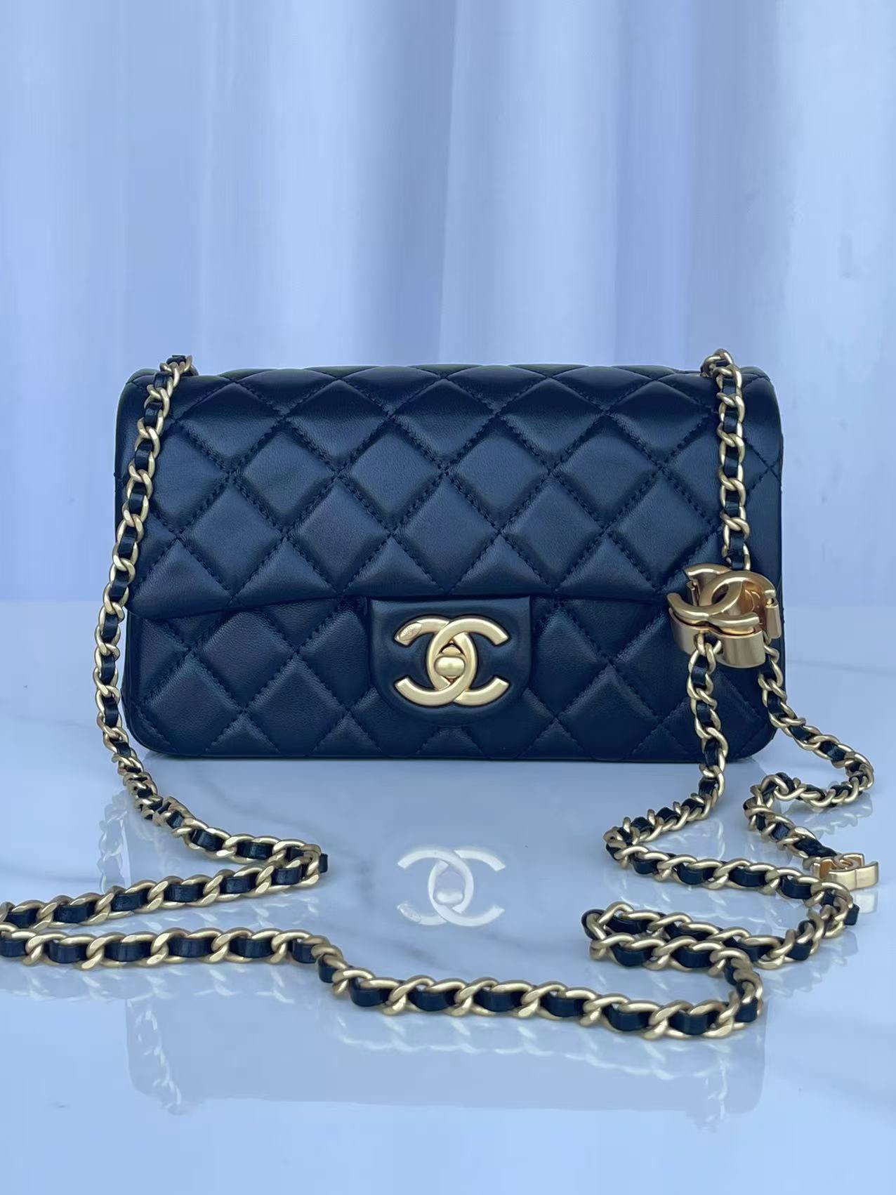 NO:754151,Authentic grade Brand: Chanel Model: AS5759 Black Introduction: Original quality, classic, the forefront of magnificence and temperament, nobility beyond your expectation. Leather type: Original imported lambskin, with original lambskin inside. Hardware: Original hardware size: 20cmX13cmX7cm, CHANEL, chanel, sheepskin19860909正品级 品牌:Chanel型号:AS5759黑色简介:原单质量,经典之作,华丽与气质的前沿,是你意想不到的尊贵.皮种:原单进口小羊皮皮,里配原版小羊皮.五金:原版五金配制尺寸:20cmX13cmX7cm,CHANEL,chanel,sheepskin,Bag