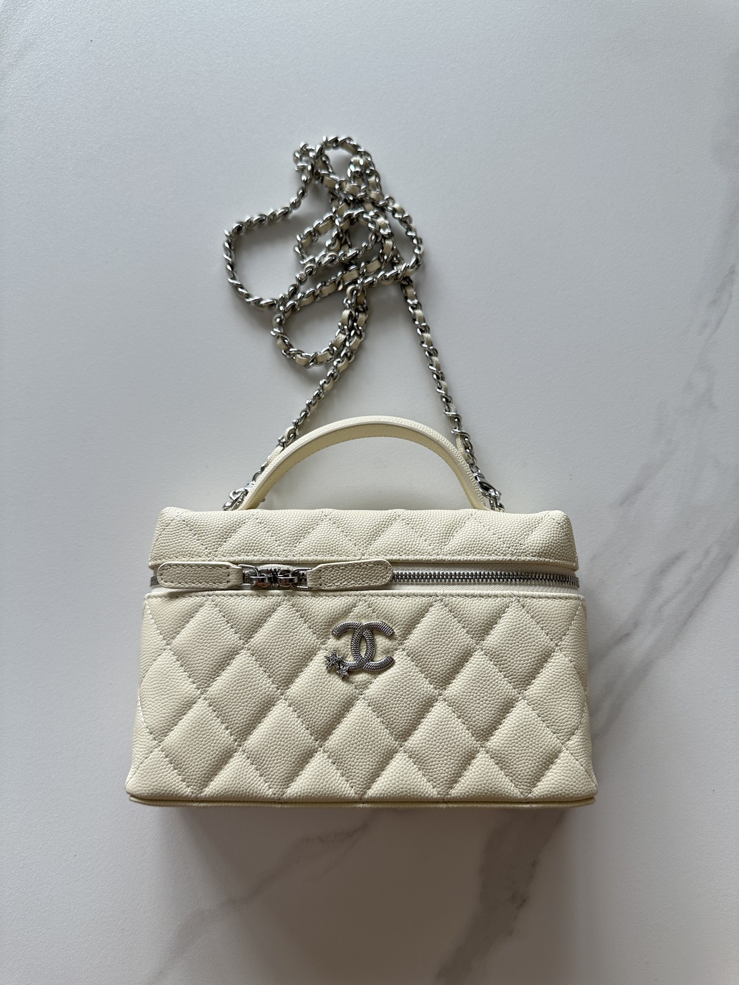 NO:340955,Genuine grade Brand: Chanel Model: A Introduction: Original single quality, classic work, the cutting-edge of gorgeousness and temperament, is your unexpected honor. Leather type: Original single imported ball pattern leather, with original cloth inside. Hardware: Original hardware preparation size: 17cmX19cmX5cm, CHANEL, chanel19860909正品级 品牌:Chanel型号:A简介:原单质量,经典之作,华丽与气质的前沿,是你意想不到的尊贵.皮种:原单进口球纹皮,里配原版布.五金:原版五金配制尺寸:17cmX19cmX5cm,CHANEL,chanel,Bag
