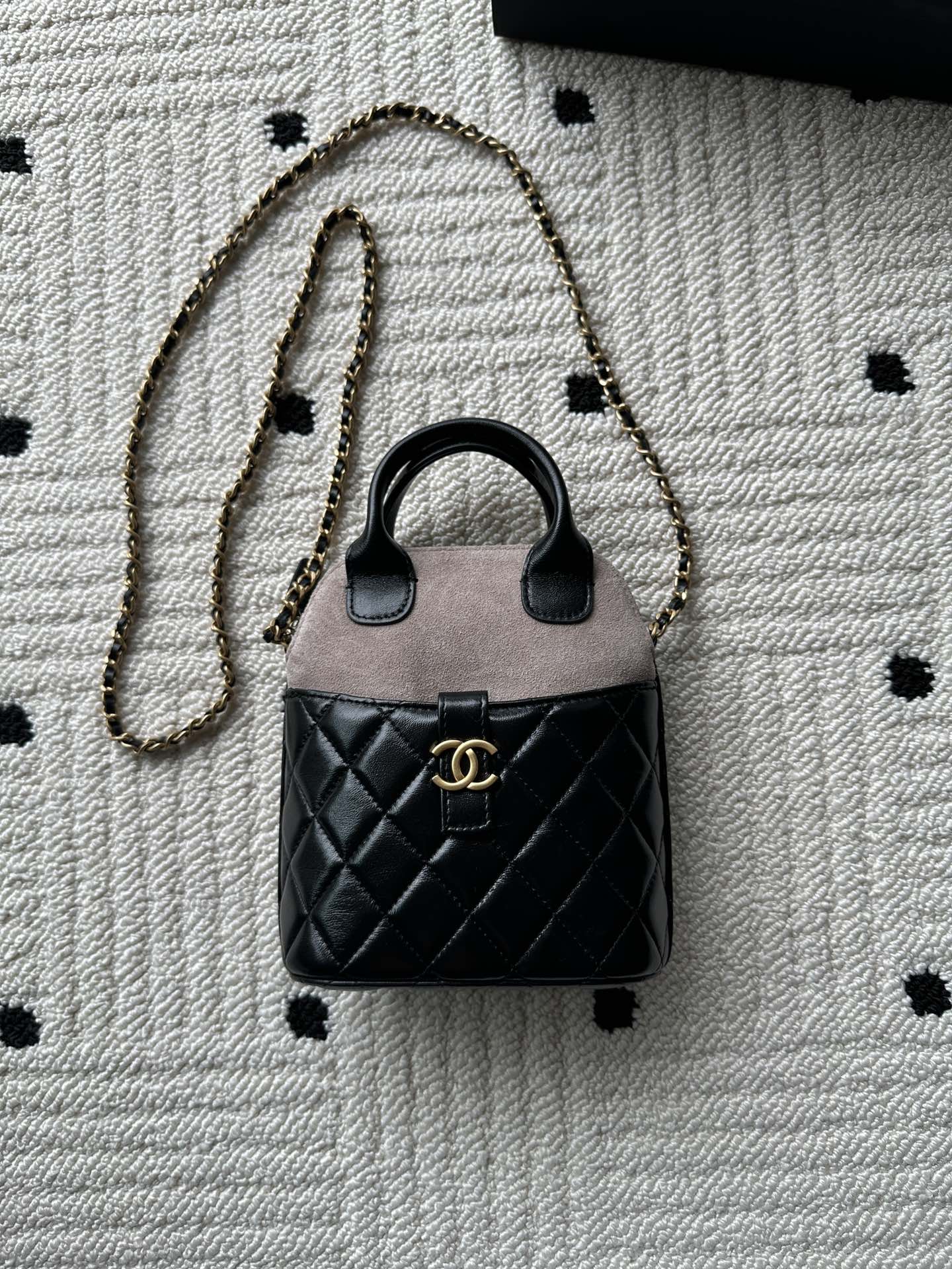 NO:340948,Genuine grade Brand: Chanel Model: A Introduction: Original single quality, classic work, the cutting-edge of gorgeousness and temperament, is your unexpected honor. Leather type: Original single imported sheepskin, with original cloth inside. Hardware: Original hardware preparation size: 17cmX18cmX6cm, CHANEL, chanel, sheepskin19860909正品级 品牌:Chanel型号:A简介:原单质量,经典之作,华丽与气质的前沿,是你意想不到的尊贵.皮种:原单进口羊皮,里配原版布.五金:原版五金配制尺寸:17cmX18cmX6cm,CHANEL,chanel,sheepskin,Bag