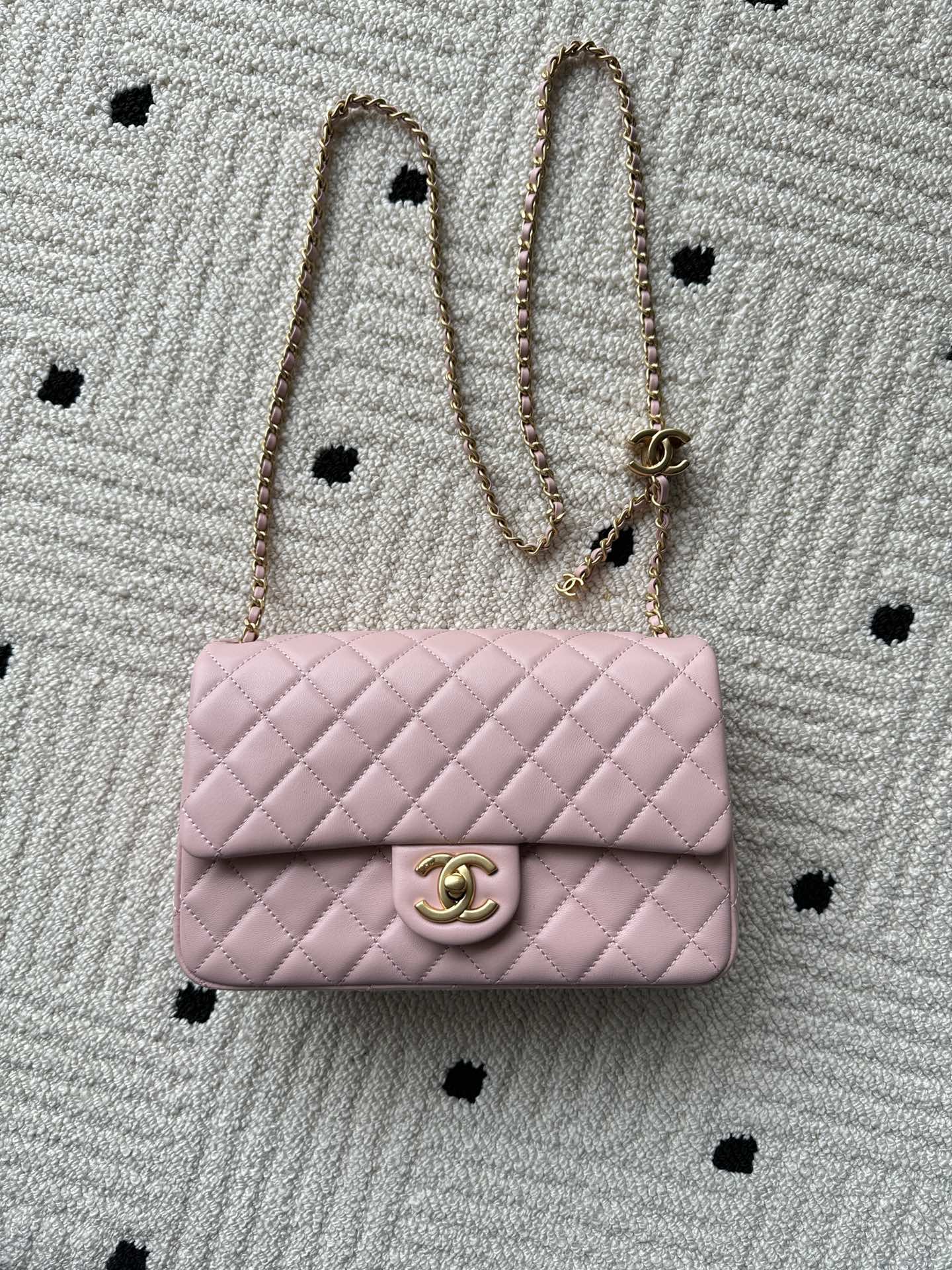 NO:340898,Genuine grade Brand: Chanel Model: AS5756 Introduction: Original single quality, classic work, the cutting-edge of gorgeousness and temperament, is your unexpected honor. Leather type: Original single imported lambskin skin, with original lambskin. Hardware: Original hardware preparation size: 23cmX14.5cmX7cm, CHANEL, chanel, sheepskin19860909正品级 品牌:Chanel型号:AS5756简介:原单质量,经典之作,华丽与气质的前沿,是你意想不到的尊贵.皮种:原单进口小羊皮皮,里配原版小羊皮.五金:原版五金配制尺寸:23cmX14.5cmX7cm,CHANEL,chanel,sheepskin,Bag