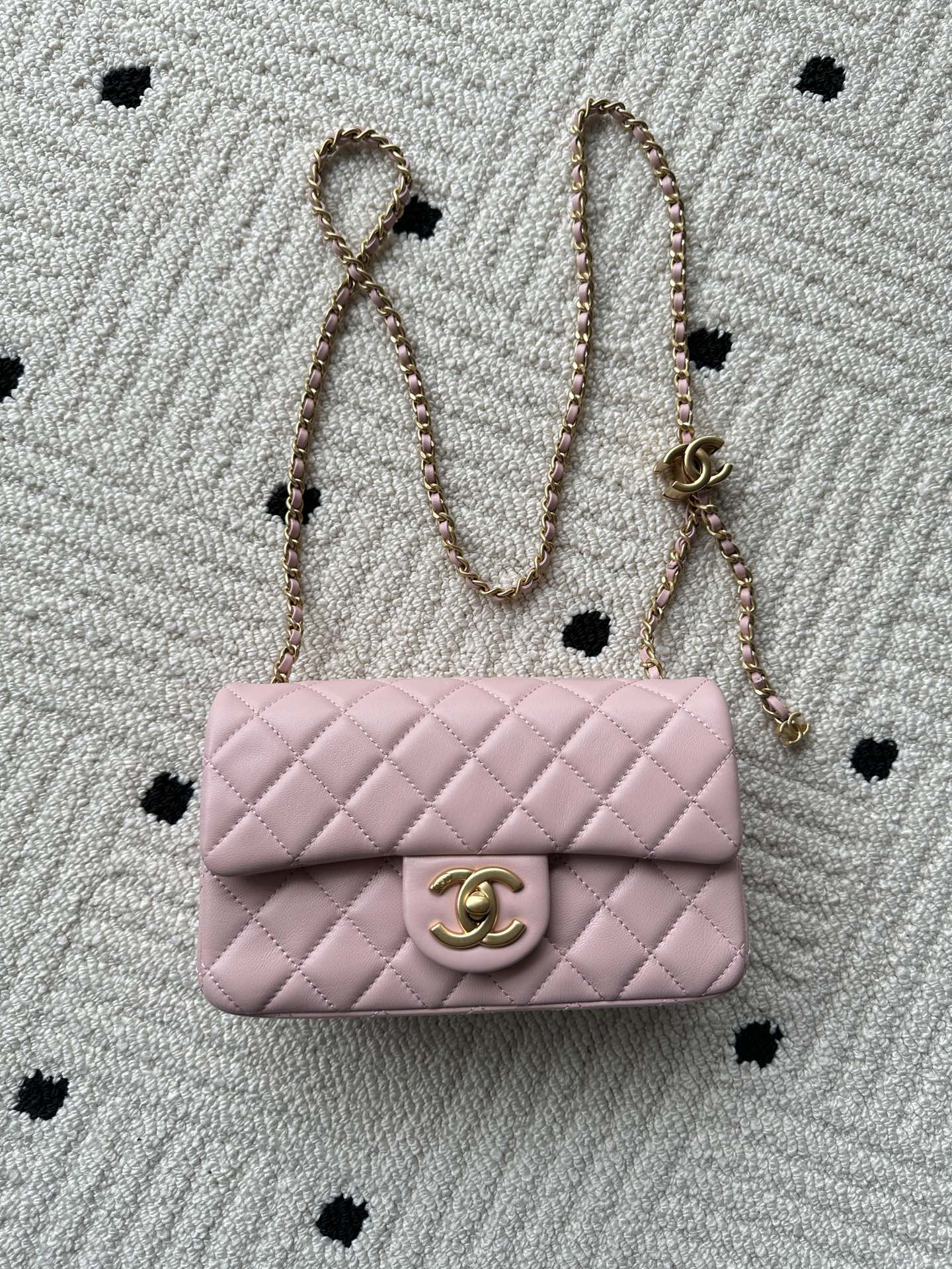 NO:340907,Genuine grade Brand: Chanel Model: AS5759 Introduction: Original single quality, classic work, the cutting-edge of gorgeousness and temperament, is your unexpected honor. Leather type: Original single imported lambskin skin, with original lambskin. Hardware: Original hardware preparation size: 20cmX13cmX7cm, CHANEL, chanel, sheepskin19860909正品级 品牌:Chanel型号:AS5759简介:原单质量,经典之作,华丽与气质的前沿,是你意想不到的尊贵.皮种:原单进口小羊皮皮,里配原版小羊皮.五金:原版五金配制尺寸:20cmX13cmX7cm,CHANEL,chanel,sheepskin,Bag