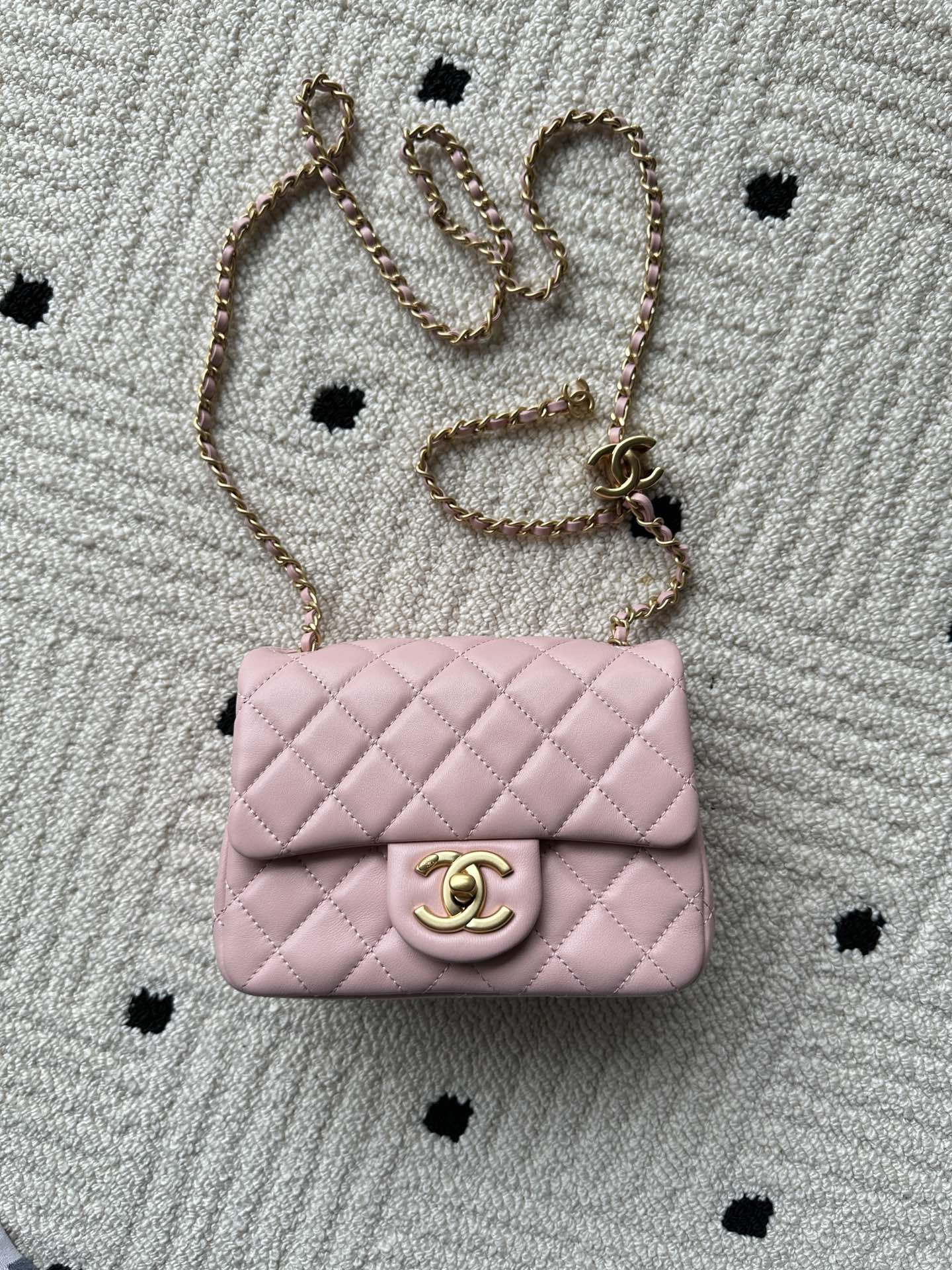 NO:340916,Genuine grade Brand: Chanel Model: AS Introduction: Original single quality, classic work, the cutting-edge of gorgeousness and temperament, is your unexpected honor. Leather type: Original single imported lambskin skin, with original lambskin. Hardware: Original hardware preparation size: 18cmX13cmX7cm, CHANEL, chanel, sheepskin19860909正品级 品牌:Chanel型号:AS 简介:原单质量,经典之作,华丽与气质的前沿,是你意想不到的尊贵.皮种:原单进口小羊皮皮,里配原版小羊皮.五金:原版五金配制尺寸:18cmX13cmX7cm,CHANEL,chanel,sheepskin,Bag