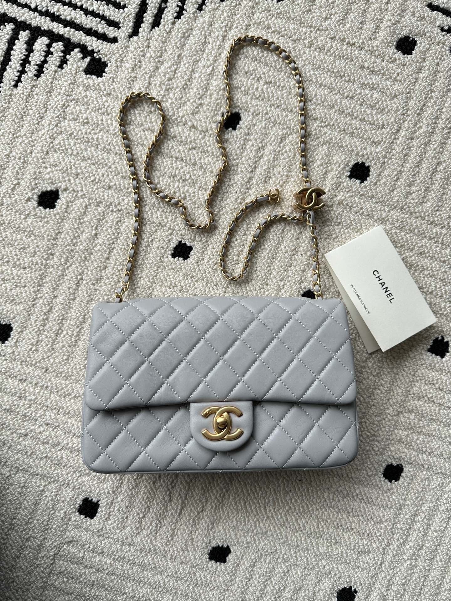 NO:340838,Genuine grade Brand: Chanel Model: AS5756 Introduction: Original single quality, classic work, the cutting-edge of gorgeousness and temperament, is your unexpected honor. Leather type: Original single imported lambskin skin, with original lambskin. Hardware: Original hardware preparation size: 23cmX14.5cmX7cm, CHANEL, chanel, sheepskin19860909正品级 品牌:Chanel型号:AS5756简介:原单质量,经典之作,华丽与气质的前沿,是你意想不到的尊贵.皮种:原单进口小羊皮皮,里配原版小羊皮.五金:原版五金配制尺寸:23cmX14.5cmX7cm,CHANEL,chanel,sheepskin,Bag