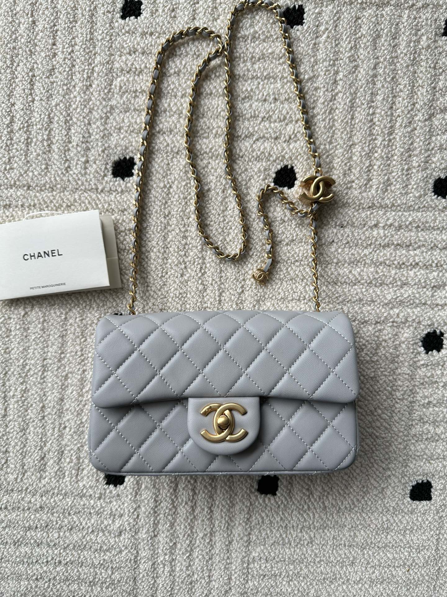 NO:340849,Genuine grade Brand: Chanel Model: AS5759 Introduction: Original single quality, classic work, the cutting-edge of gorgeousness and temperament, is your unexpected honor. Leather type: Original single imported lambskin skin, with original lambskin. Hardware: Original hardware preparation size: 20cmX13cmX7cm, CHANEL, chanel, sheepskin19860909正品级 品牌:Chanel型号:AS5759简介:原单质量,经典之作,华丽与气质的前沿,是你意想不到的尊贵.皮种:原单进口小羊皮皮,里配原版小羊皮.五金:原版五金配制尺寸:20cmX13cmX7cm,CHANEL,chanel,sheepskin,Bag