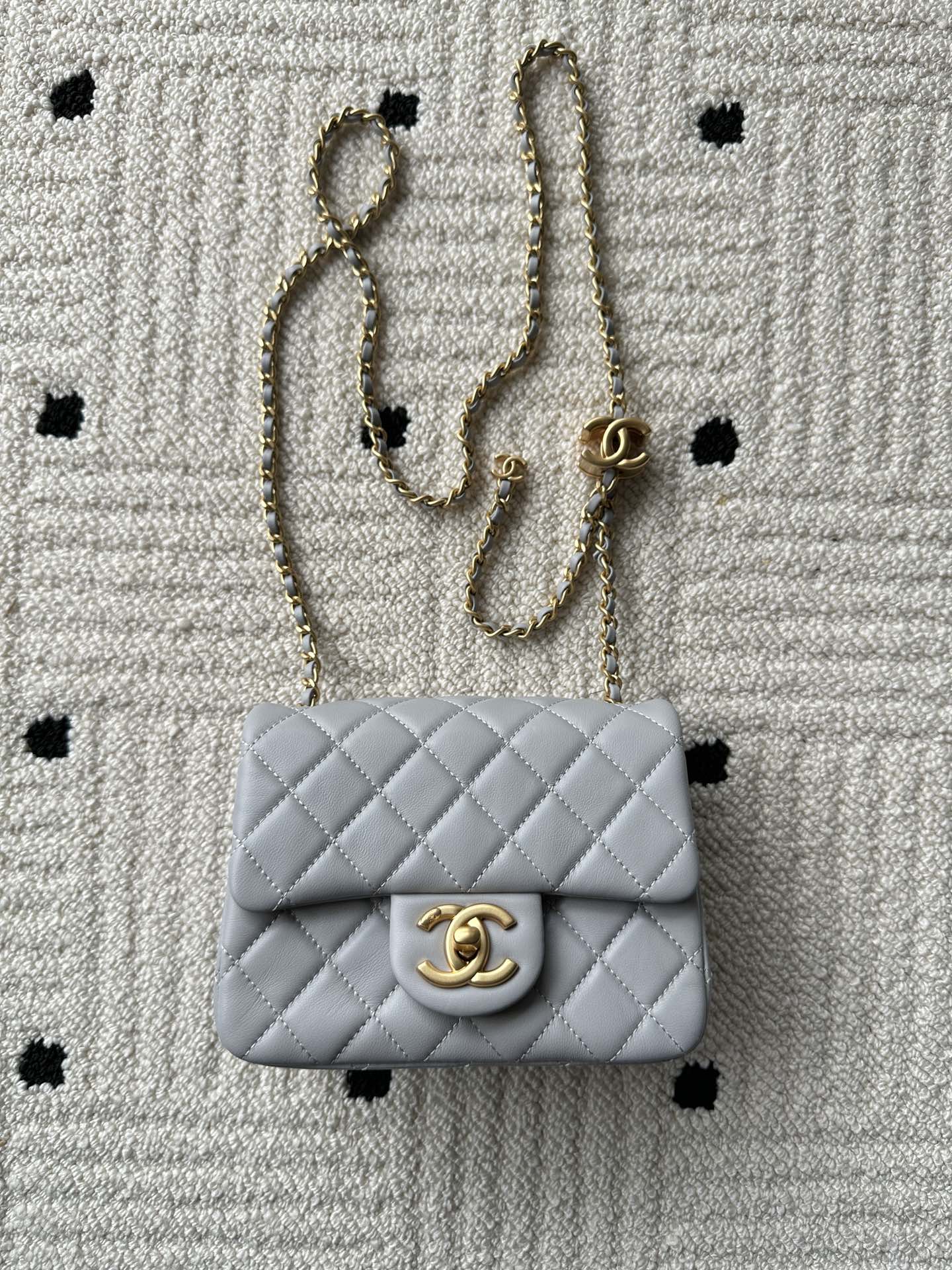 NO:340858,Genuine grade Brand: Chanel Model: AS Introduction: Original single quality, classic work, the cutting-edge of gorgeousness and temperament, is your unexpected honor. Leather type: Original single imported lambskin skin, with original lambskin. Hardware: Original hardware preparation size: 18cmX13cmX7cm, CHANEL, chanel, sheepskin19860909正品级 品牌:Chanel型号:AS 简介:原单质量,经典之作,华丽与气质的前沿,是你意想不到的尊贵.皮种:原单进口小羊皮皮,里配原版小羊皮.五金:原版五金配制尺寸:18cmX13cmX7cm,CHANEL,chanel,sheepskin,Bag