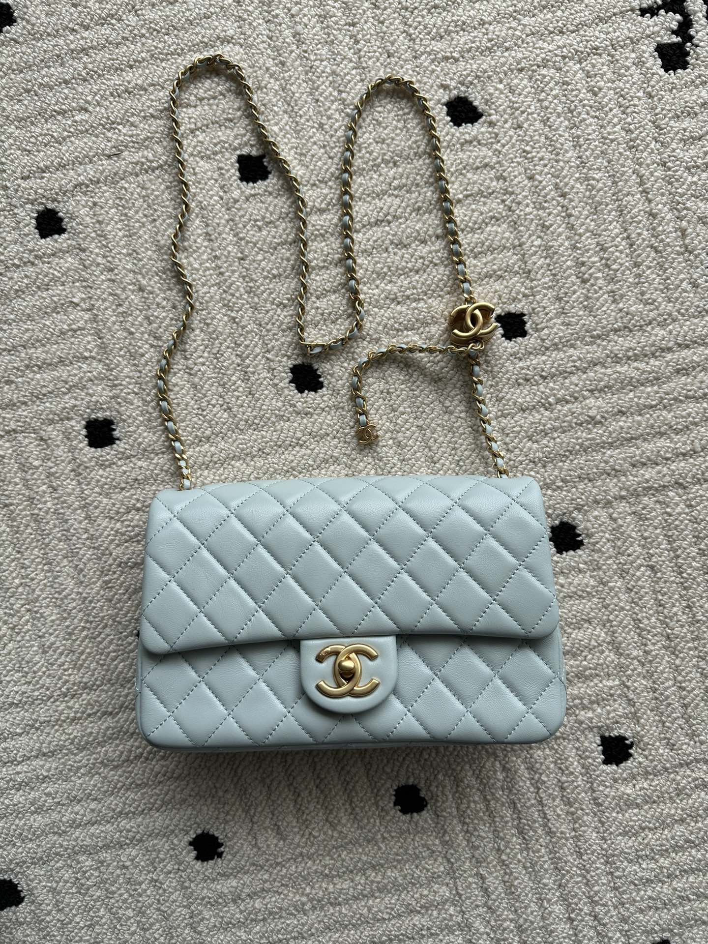 NO:340868,Genuine grade Brand: Chanel Model: AS5756 Introduction: Original single quality, classic work, the cutting-edge of gorgeousness and temperament, is your unexpected honor. Leather type: Original single imported lambskin skin, with original lambskin. Hardware: Original hardware preparation size: 23cmX14.5cmX7cm, CHANEL, chanel, sheepskin19860909正品级 品牌:Chanel型号:AS5756简介:原单质量,经典之作,华丽与气质的前沿,是你意想不到的尊贵.皮种:原单进口小羊皮皮,里配原版小羊皮.五金:原版五金配制尺寸:23cmX14.5cmX7cm,CHANEL,chanel,sheepskin,Bag