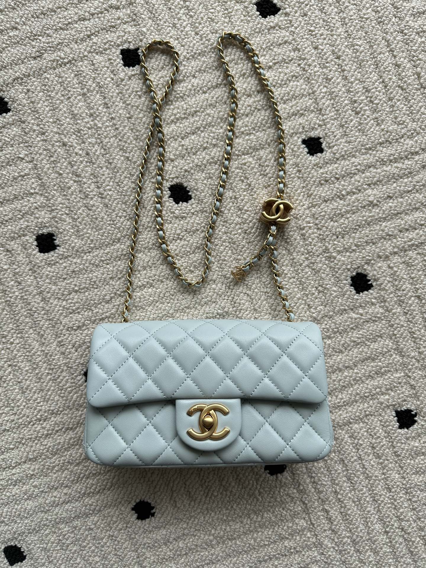 NO:340879,Genuine grade Brand: Chanel Model: AS5759 Introduction: Original single quality, classic work, the cutting-edge of gorgeousness and temperament, is your unexpected honor. Leather type: Original single imported lambskin skin, with original lambskin. Hardware: Original hardware preparation size: 20cmX13cmX7cm, CHANEL, chanel, sheepskin19860909正品级 品牌:Chanel型号:AS5759简介:原单质量,经典之作,华丽与气质的前沿,是你意想不到的尊贵.皮种:原单进口小羊皮皮,里配原版小羊皮.五金:原版五金配制尺寸:20cmX13cmX7cm,CHANEL,chanel,sheepskin,Bag