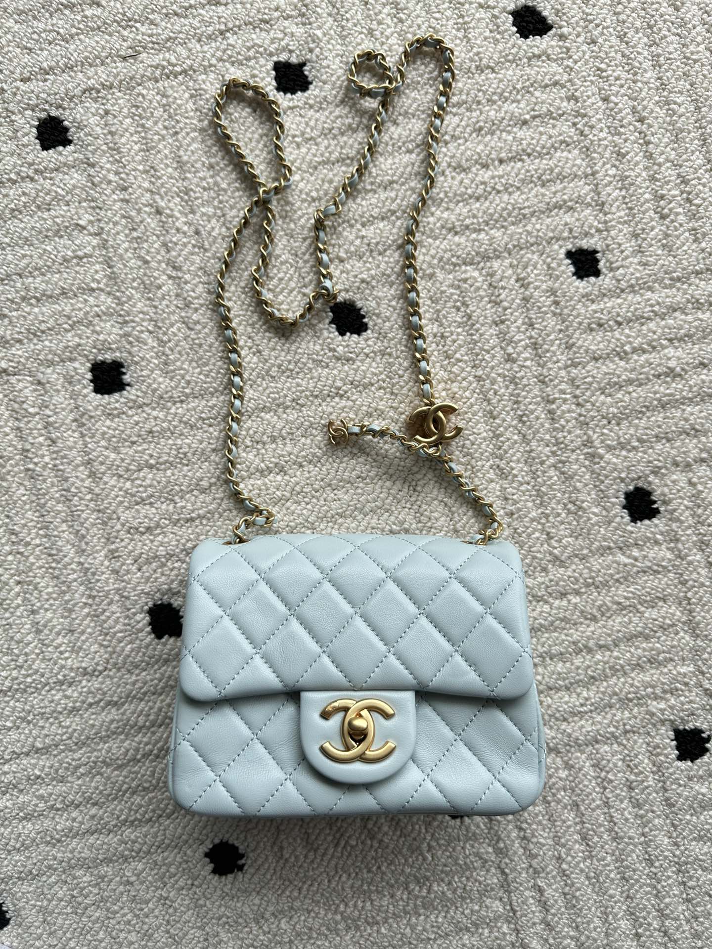 NO:340890,Genuine grade Brand: Chanel Model: AS Introduction: Original single quality, classic work, the cutting-edge of gorgeousness and temperament, is your unexpected honor. Leather type: Original single imported lambskin skin, with original lambskin. Hardware: Original hardware preparation size: 18cmX13cmX7cm, CHANEL, chanel, sheepskin19860909正品级 品牌:Chanel型号:AS 简介:原单质量,经典之作,华丽与气质的前沿,是你意想不到的尊贵.皮种:原单进口小羊皮皮,里配原版小羊皮.五金:原版五金配制尺寸:18cmX13cmX7cm,CHANEL,chanel,sheepskin,Bag