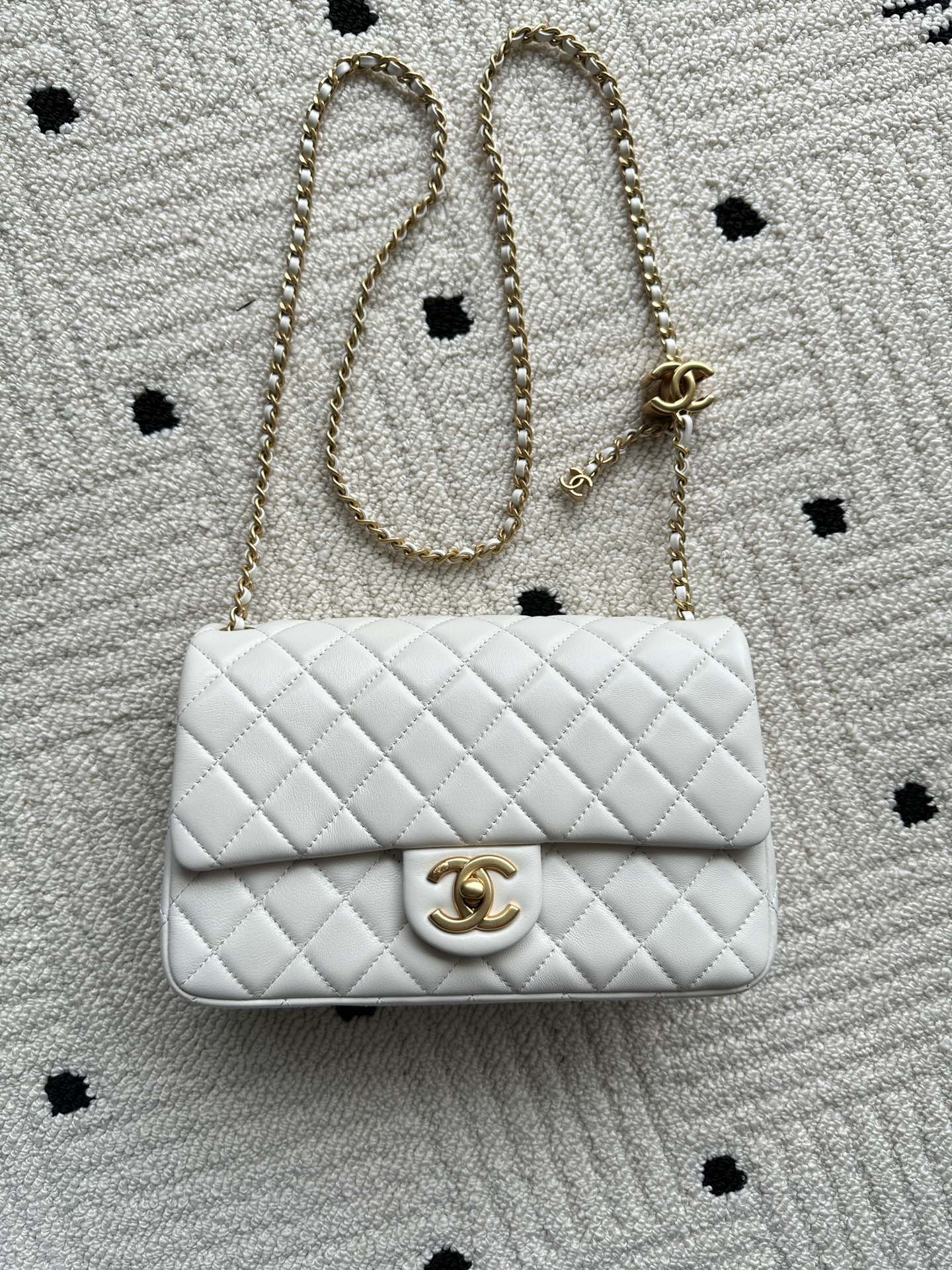 NO:340925,Genuine grade Brand: Chanel Model: AS5756 Introduction: Original single quality, classic work, the cutting-edge of gorgeousness and temperament, is your unexpected honor. Leather type: Original single imported lambskin skin, with original lambskin. Hardware: Original hardware preparation size: 23cmX14.5cmX7cm, CHANEL, chanel, sheepskin19860909正品级 品牌:Chanel型号:AS5756简介:原单质量,经典之作,华丽与气质的前沿,是你意想不到的尊贵.皮种:原单进口小羊皮皮,里配原版小羊皮.五金:原版五金配制尺寸:23cmX14.5cmX7cm,CHANEL,chanel,sheepskin,Bag