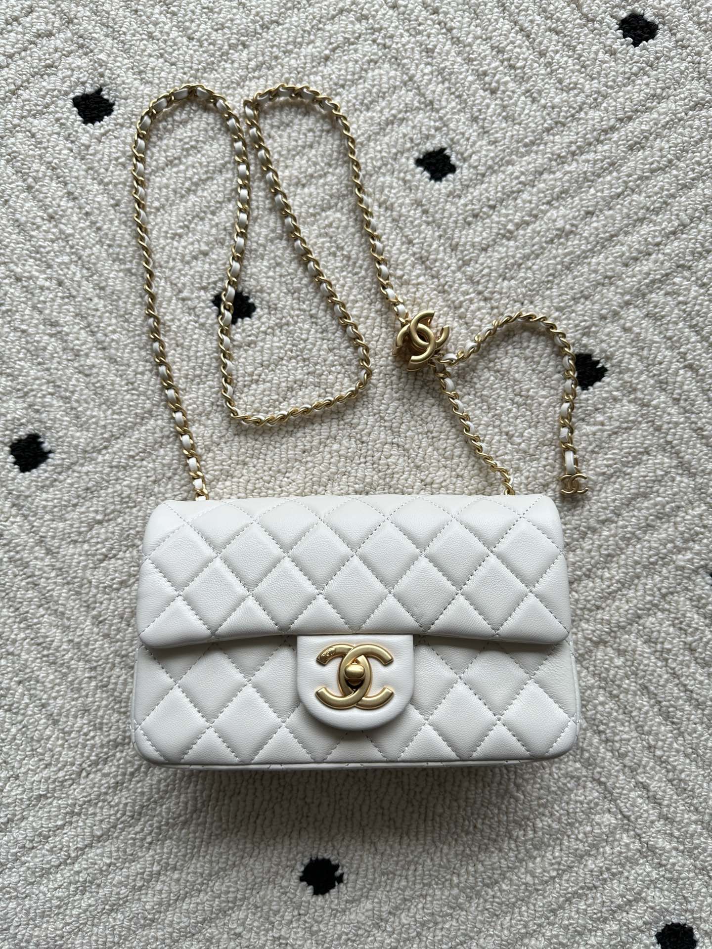 NO:340931,Genuine grade Brand: Chanel Model: AS5759 Introduction: Original single quality, classic work, the cutting-edge of gorgeousness and temperament, is your unexpected honor. Leather type: Original single imported lambskin skin, with original lambskin. Hardware: Original hardware preparation size: 20cmX13cmX7cm, CHANEL, chanel, sheepskin19860909正品级 品牌:Chanel型号:AS5759简介:原单质量,经典之作,华丽与气质的前沿,是你意想不到的尊贵.皮种:原单进口小羊皮皮,里配原版小羊皮.五金:原版五金配制尺寸:20cmX13cmX7cm,CHANEL,chanel,sheepskin,Bag