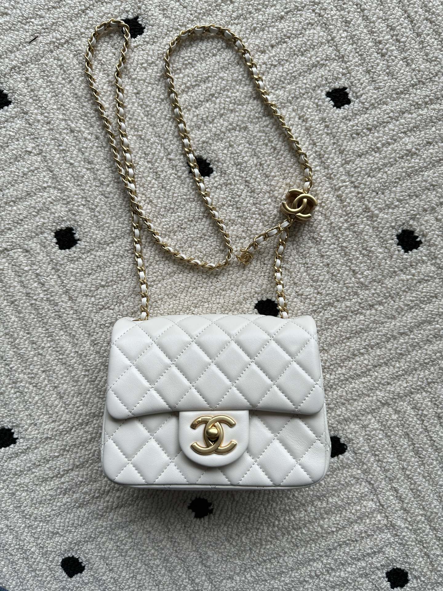 NO:340937,Genuine grade Brand: Chanel Model: AS Introduction: Original single quality, classic work, the cutting-edge of gorgeousness and temperament, is your unexpected honor. Leather type: Original single imported lambskin skin, with original lambskin. Hardware: Original hardware preparation size: 18cmX13cmX7cm, CHANEL, chanel, sheepskin19860909正品级 品牌:Chanel型号:AS 简介:原单质量,经典之作,华丽与气质的前沿,是你意想不到的尊贵.皮种:原单进口小羊皮皮,里配原版小羊皮.五金:原版五金配制尺寸:18cmX13cmX7cm,CHANEL,chanel,sheepskin,Bag