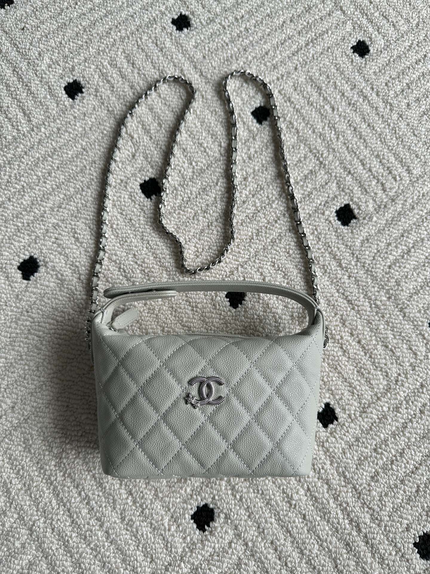 NO:340827,Genuine grade Brand: Chanel Model: AS Introduction: Original single quality, classic work, gorgeous and temperament, is the forefront of your unexpected honor. Leather type ball pattern cowhide, original single imported ball pattern leather, with original cloth. Hardware: Original hardware preparation size: 19cmX15cmX6.5cm, CHANEL, chanel, cowhide19860909正品级 品牌:Chanel型号:AS简介:原单质量,经典之作,华丽与气质的前沿,是你意想不到的尊贵.皮种球纹牛皮,原单进口球纹皮,里配原版布.五金:原版五金配制尺寸:19cmX15cmX6.5cm,CHANEL,chanel,cowhide,Bag