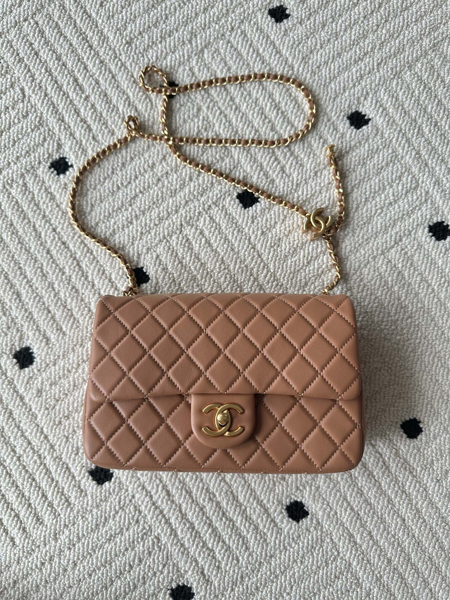 NO:340855,Genuine grade Brand: Chanel Model: AS5756 Introduction: Original single quality, classic work, the cutting-edge of gorgeousness and temperament, is your unexpected honor. Leather type: Original single imported lambskin skin, with original lambskin. Hardware: Original hardware preparation size: 23cmX14.5cmX7cm, CHANEL, chanel, sheepskin19860909正品级 品牌:Chanel型号:AS5756简介:原单质量,经典之作,华丽与气质的前沿,是你意想不到的尊贵.皮种:原单进口小羊皮皮,里配原版小羊皮.五金:原版五金配制尺寸:23cmX14.5cmX7cm,CHANEL,chanel,sheepskin,Bag