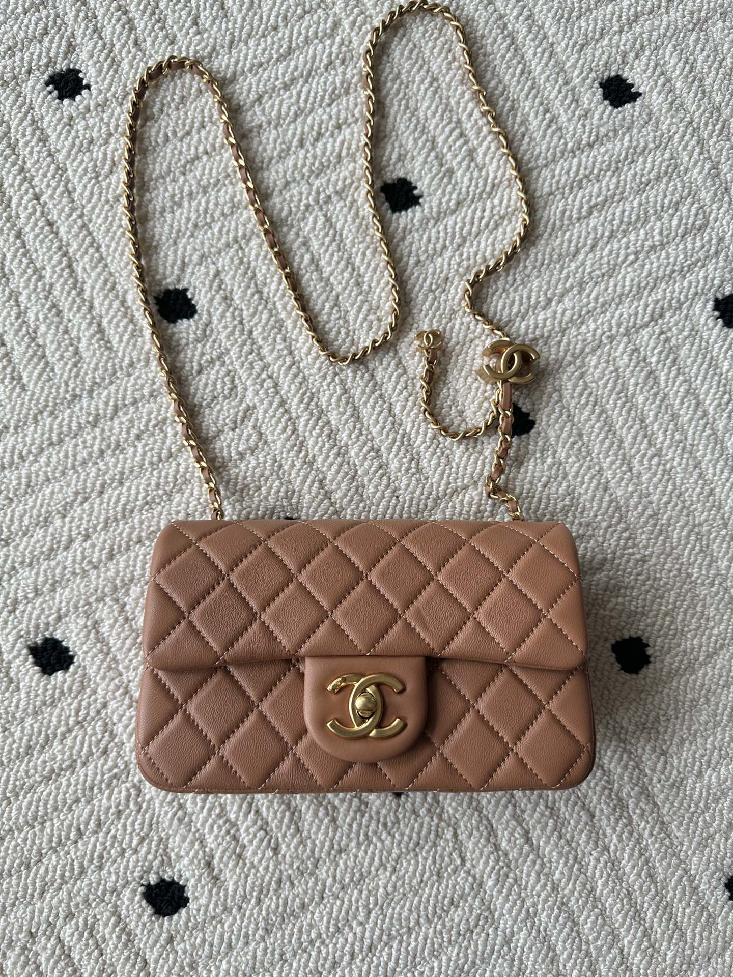 NO:340865,Genuine grade Brand: Chanel Model: AS5759 Introduction: Original single quality, classic work, the cutting-edge of gorgeousness and temperament, is your unexpected honor. Leather type: Original single imported lambskin skin, with original lambskin. Hardware: Original hardware preparation size: 20cmX13cmX7cm, CHANEL, chanel, sheepskin19860909正品级 品牌:Chanel型号:AS5759简介:原单质量,经典之作,华丽与气质的前沿,是你意想不到的尊贵.皮种:原单进口小羊皮皮,里配原版小羊皮.五金:原版五金配制尺寸:20cmX13cmX7cm,CHANEL,chanel,sheepskin,Bag