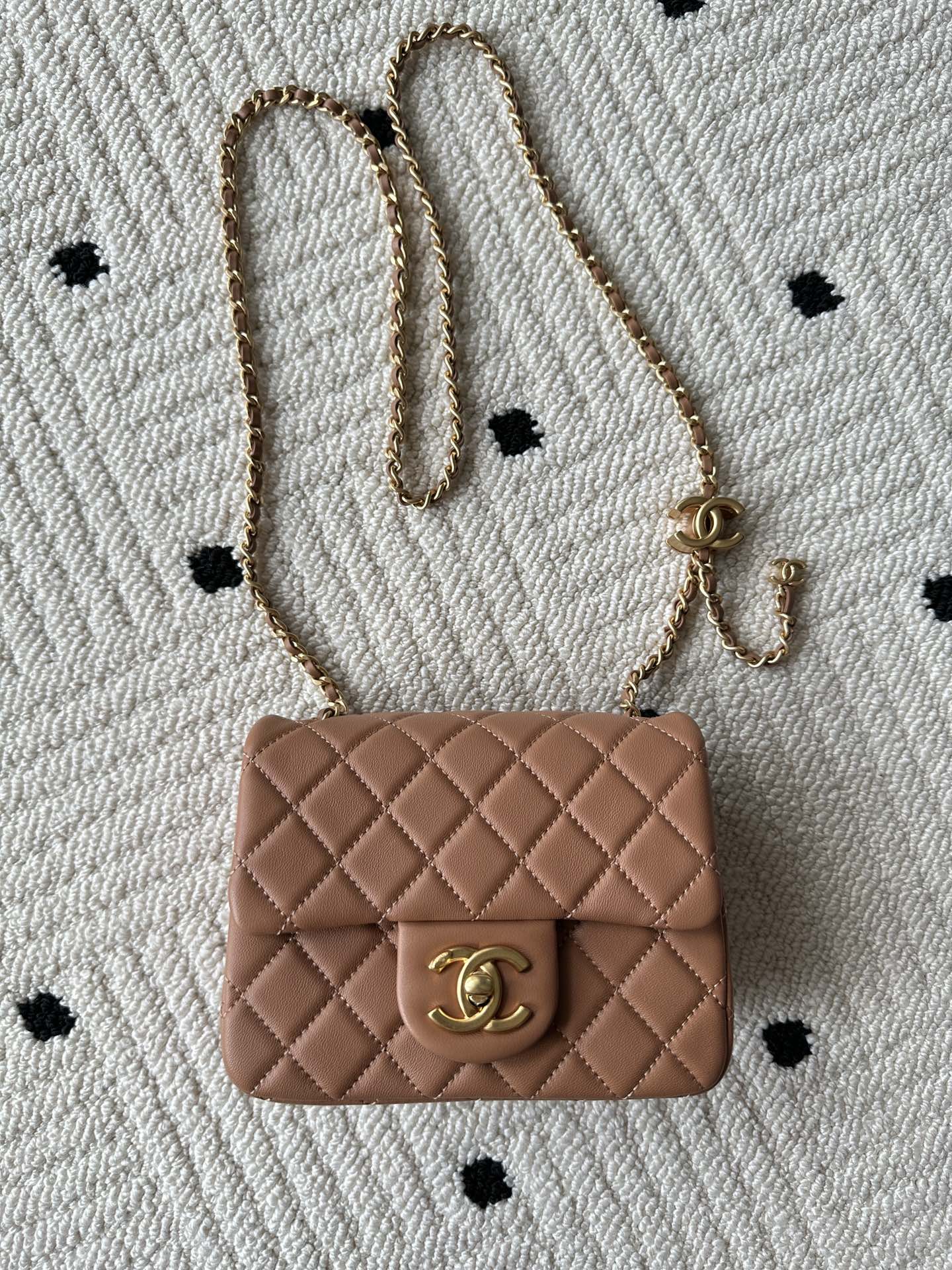 NO:340876,Genuine grade Brand: Chanel Model: AS Introduction: Original single quality, classic work, the cutting-edge of gorgeousness and temperament, is your unexpected honor. Leather type: Original single imported lambskin skin, with original lambskin. Hardware: Original hardware preparation size: 18cmX13cmX7cm, CHANEL, chanel, sheepskin19860909正品级 品牌:Chanel型号:AS 简介:原单质量,经典之作,华丽与气质的前沿,是你意想不到的尊贵.皮种:原单进口小羊皮皮,里配原版小羊皮.五金:原版五金配制尺寸:18cmX13cmX7cm,CHANEL,chanel,sheepskin,Bag