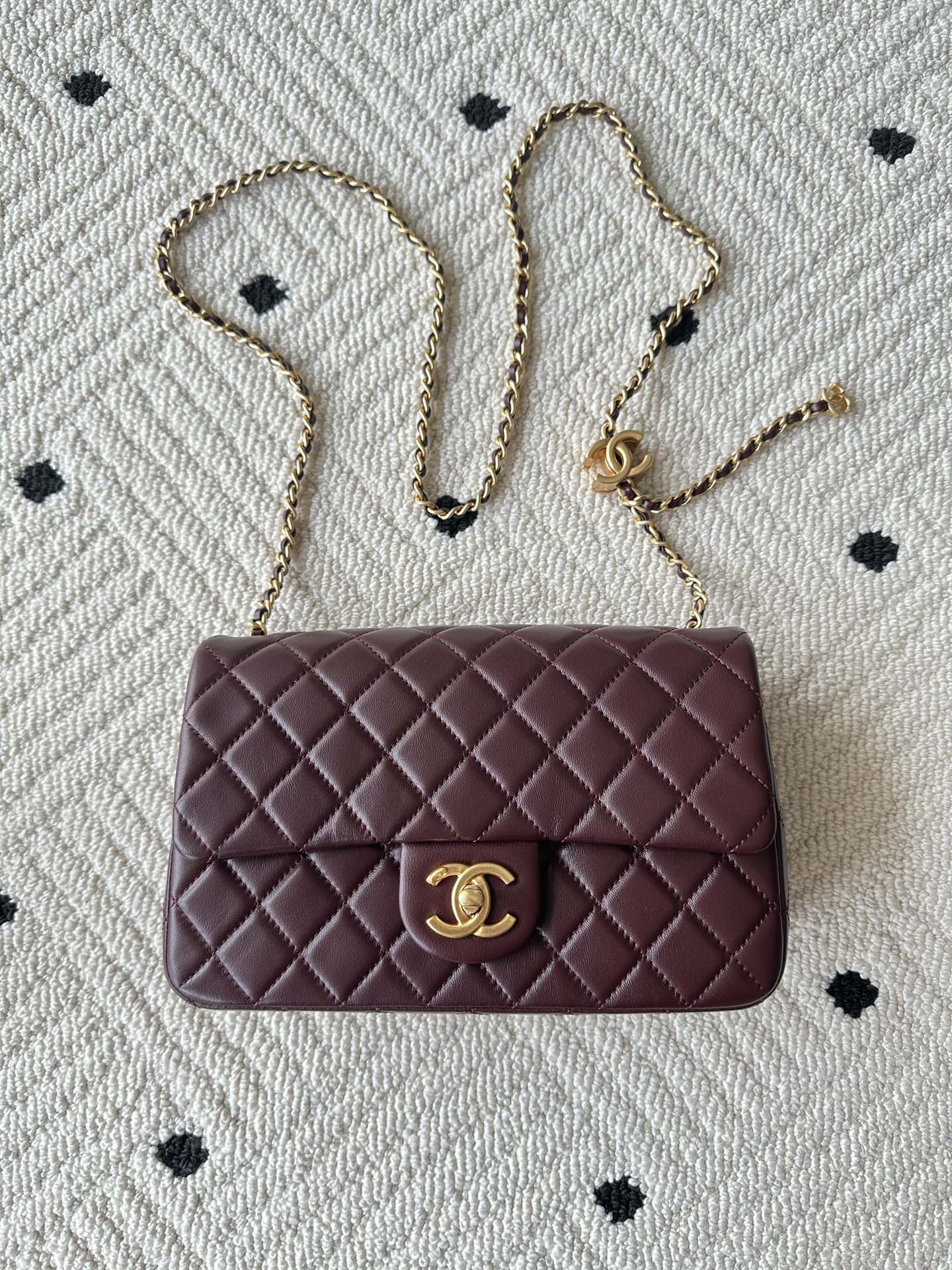 NO:340887,Genuine grade Brand: Chanel Model: AS5756 Introduction: Original single quality, classic work, the cutting-edge of gorgeousness and temperament, is your unexpected honor. Leather type: Original single imported lambskin skin, with original lambskin. Hardware: Original hardware preparation size: 23cmX14.5cmX7cm, CHANEL, chanel, sheepskin19860909正品级 品牌:Chanel型号:AS5756简介:原单质量,经典之作,华丽与气质的前沿,是你意想不到的尊贵.皮种:原单进口小羊皮皮,里配原版小羊皮.五金:原版五金配制尺寸:23cmX14.5cmX7cm,CHANEL,chanel,sheepskin,Bag