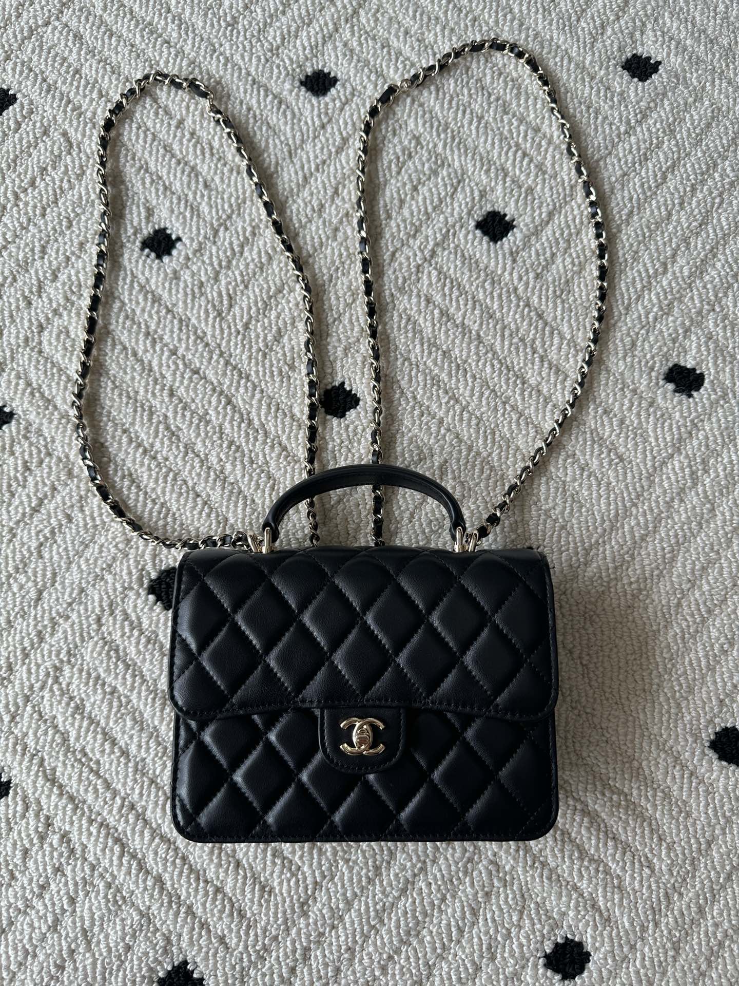 NO:340817,Genuine grade Brand: Chanel Model: AP Introduction: Original single quality, classic work, the cutting-edge of gorgeousness and temperament, is your unexpected honor. Leather type: Original single imported lambskin, with original cloth inside. Hardware: Original hardware preparation size 18/12/4cm, CHANEL, chanel, sheepskin19860909正品级 品牌:Chanel型号:AP简介:原单质量,经典之作,华丽与气质的前沿,是你意想不到的尊贵.皮种:原单进口小羊皮,里配原版布.五金:原版五金配制尺寸18/12/4cm,CHANEL,chanel,sheepskin,Bag