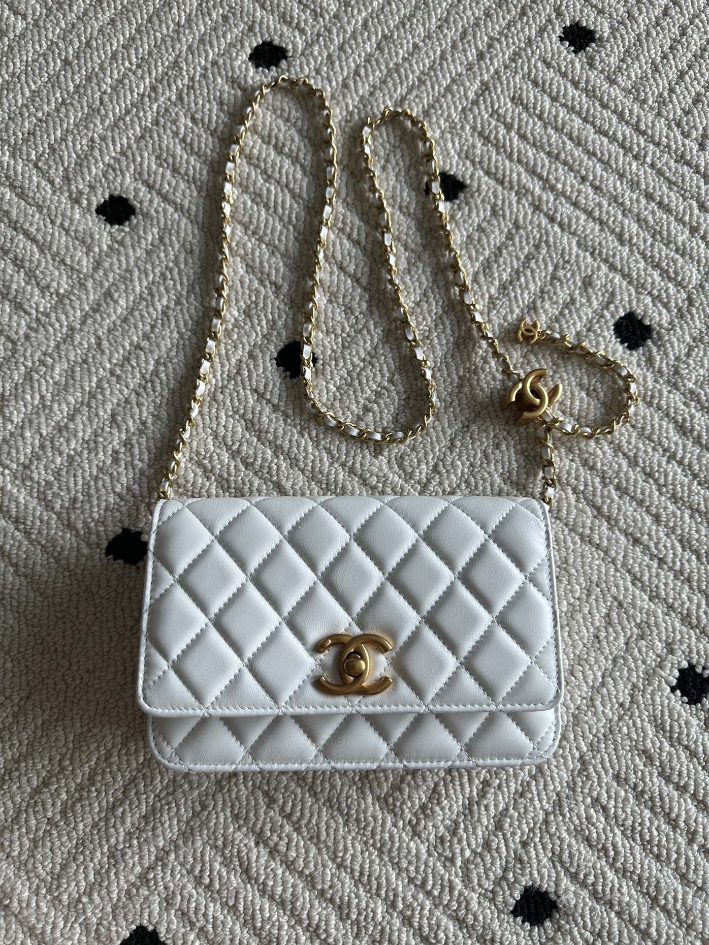 NO:340836,Authentic Brand Chanel Model: AP Introduction: Original single quality, classic work, gorgeous and quality cutting-edge, which means you can't imagine the noble. Leather type: Original single-port lambskin, original cloth inside. Hardware: Original gold five-grade preparation size: 19cm, CHANEL, chanel, sheepskin19860909正品级 品牌Chanel型号:AP简介:原单质量,经典之作,华丽气与质的前沿,是意你想不的到尊贵.皮种:原单口进小羊皮,里原配版布.五金:原版金五配制尺寸:19cm,CHANEL,chanel,sheepskin,Bag