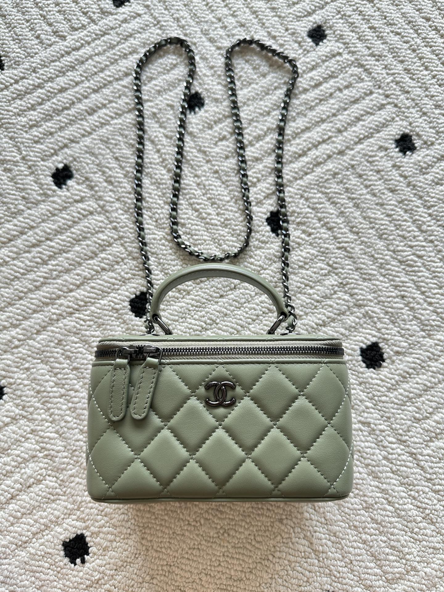 NO:340824,Genuine grade Brand: Chanel Model: A Introduction: Original single quality, classic work, gorgeous and temperament, is the forefront of your unexpected honor. Leather type: Original single imported sheepskin, with original cloth inside. Hardware: Original hardware preparation size: 17cmX9.5cmX8cm, CHANEL, chanel, sheepskin19860909正品级 品牌:Chanel型号:A简介:原单质量,经典之作,华丽与气质的前沿,是你意想不到的尊贵.皮种:原单进口羊皮,里配原版布.五金:原版五金配制尺寸:17cmX9.5cmX8cm,CHANEL,chanel,sheepskin,Bag