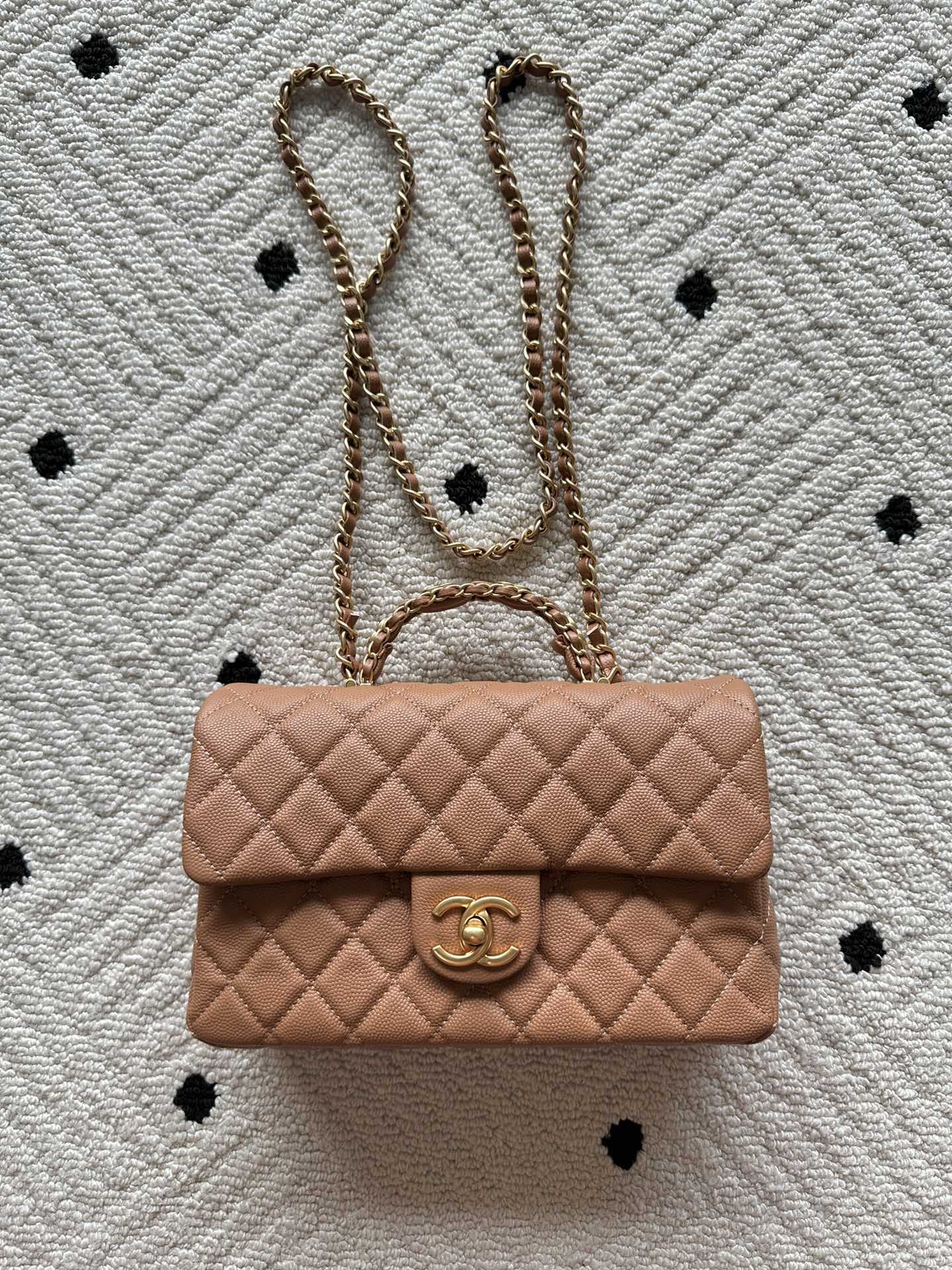 NO:340943,Genuine grade Brand: Chanel Model: AS5702 Introduction: Original single quality, classic work, the cutting-edge of gorgeousness and temperament, is your unexpected honor. Leather type: Original single imported small-grain cowhide, with original lambskin. Hardware: Original hardware preparation size: 13.5X23X6, CHANEL, chanel, cowhide, sheepskin19860909正品级 品牌:Chanel型号:AS5702 简介:原单质量,经典之作,华丽与气质的前沿,是你意想不到的尊贵.皮种:原单进口小颗粒牛皮,里配原版小羊皮.五金:原版五金配制尺寸:13.5X23X6,CHANEL,chanel,cowhide,sheepskin,Bag