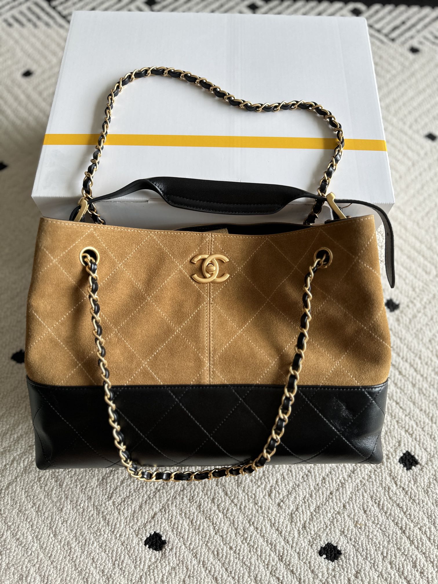 NO:687937,Authentic grade Brand: Chanel Model: AS5634 Introduction: Original quality, classic, the forefront of magnificence and temperament, nobility beyond your expectation. Leather type: Original imported cowhide, with original cloth inside. Hardware: Original hardware size 36cm/24cm/12cm, CHANEL, chanel, cowhide19860909正品级 品牌:Chanel型号:AS5634简介:原单质量,经典之作,华丽与气质的前沿,是你意想不到的尊贵.皮种:原单进口牛皮,里配原版布.五金:原版五金配制尺寸36cm/24cm/12cm,CHANEL,chanel,cowhide,Bag