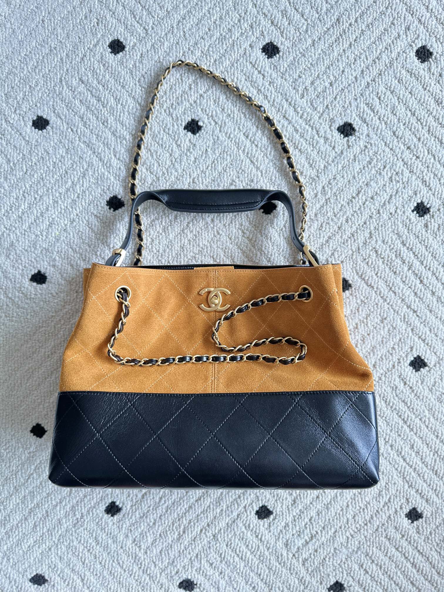 NO:541555,Genuine grade Brand: Chanel Model: AS5634 Introduction: Original single quality, classic work, the cutting-edge of gorgeousness and temperament, is your unexpected honor. Leather type: Original single imported cowhide, with original cloth inside. Hardware: Original hardware preparation size 36cm/24cm/12cm, CHANEL, chanel, cowhide19860909正品级 品牌:Chanel型号:AS5634简介:原单质量,经典之作,华丽与气质的前沿,是你意想不到的尊贵.皮种:原单进口牛皮,里配原版布.五金:原版五金配制尺寸36cm/24cm/12cm,CHANEL,chanel,cowhide,Bag