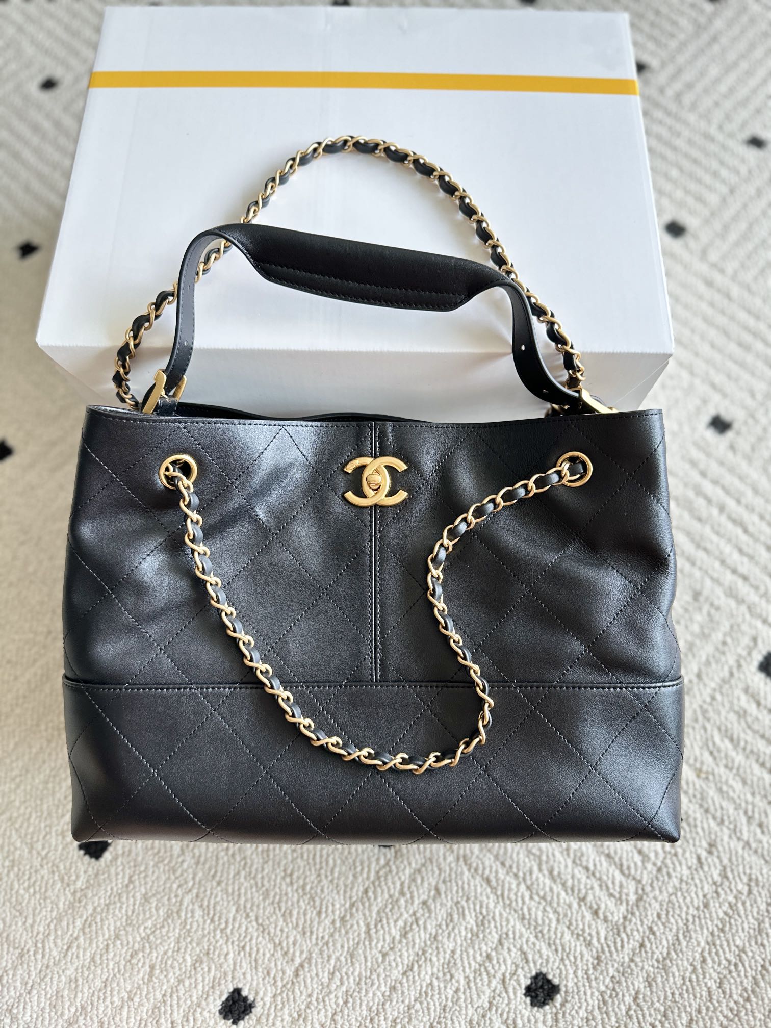 NO:541567,Genuine grade Brand: Chanel Model: AS5634 Introduction: Original single quality, classic work, the cutting-edge of gorgeousness and temperament, is your unexpected honor. Leather type: Original single imported cowhide, with original cloth inside. Hardware: Original hardware preparation size 36cm/24cm/12cm, CHANEL, chanel, cowhide19860909正品级  品牌:Chanel型号:AS5634简介:原单质量,经典之作,华丽与气质的前沿,是你意想不到的尊贵.皮种:原单进口牛皮,里配原版布.五金:原版五金配制尺寸36cm/24cm/12cm,CHANEL,chanel,cowhide,Bag