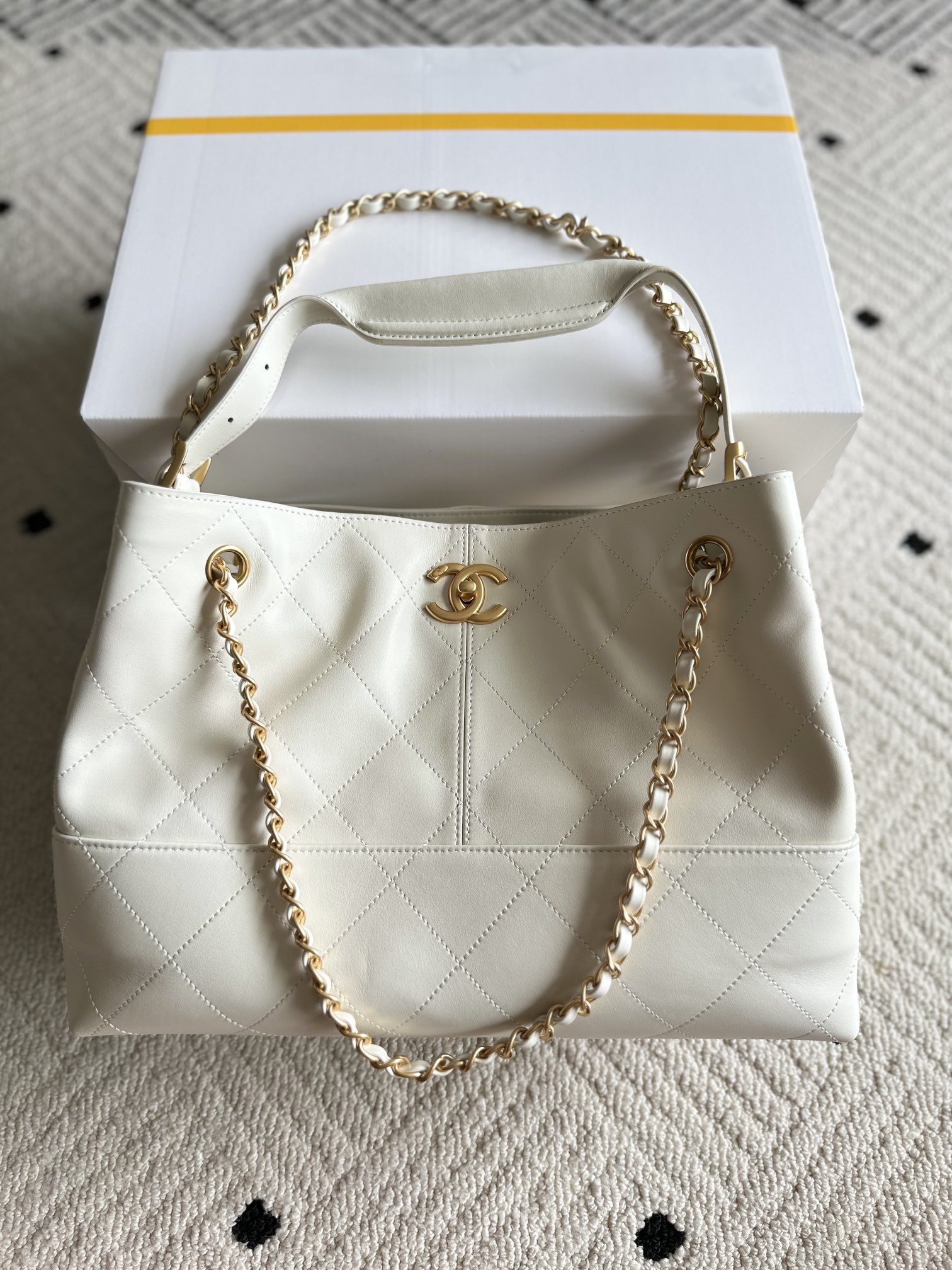 NO:541492,Genuine grade Brand: Chanel Model: AS5634 Introduction: Original single quality, classic work, the cutting-edge of gorgeousness and temperament, is your unexpected honor. Leather type: Original single imported cowhide, with original cloth inside. Hardware: Original hardware preparation size 36cm/24cm/12cm, CHANEL, chanel, cowhide19860909正品级 品牌:Chanel型号:AS5634简介:原单质量,经典之作,华丽与气质的前沿,是你意想不到的尊贵.皮种:原单进口牛皮,里配原版布.五金:原版五金配制尺寸36cm/24cm/12cm,CHANEL,chanel,cowhide,Bag