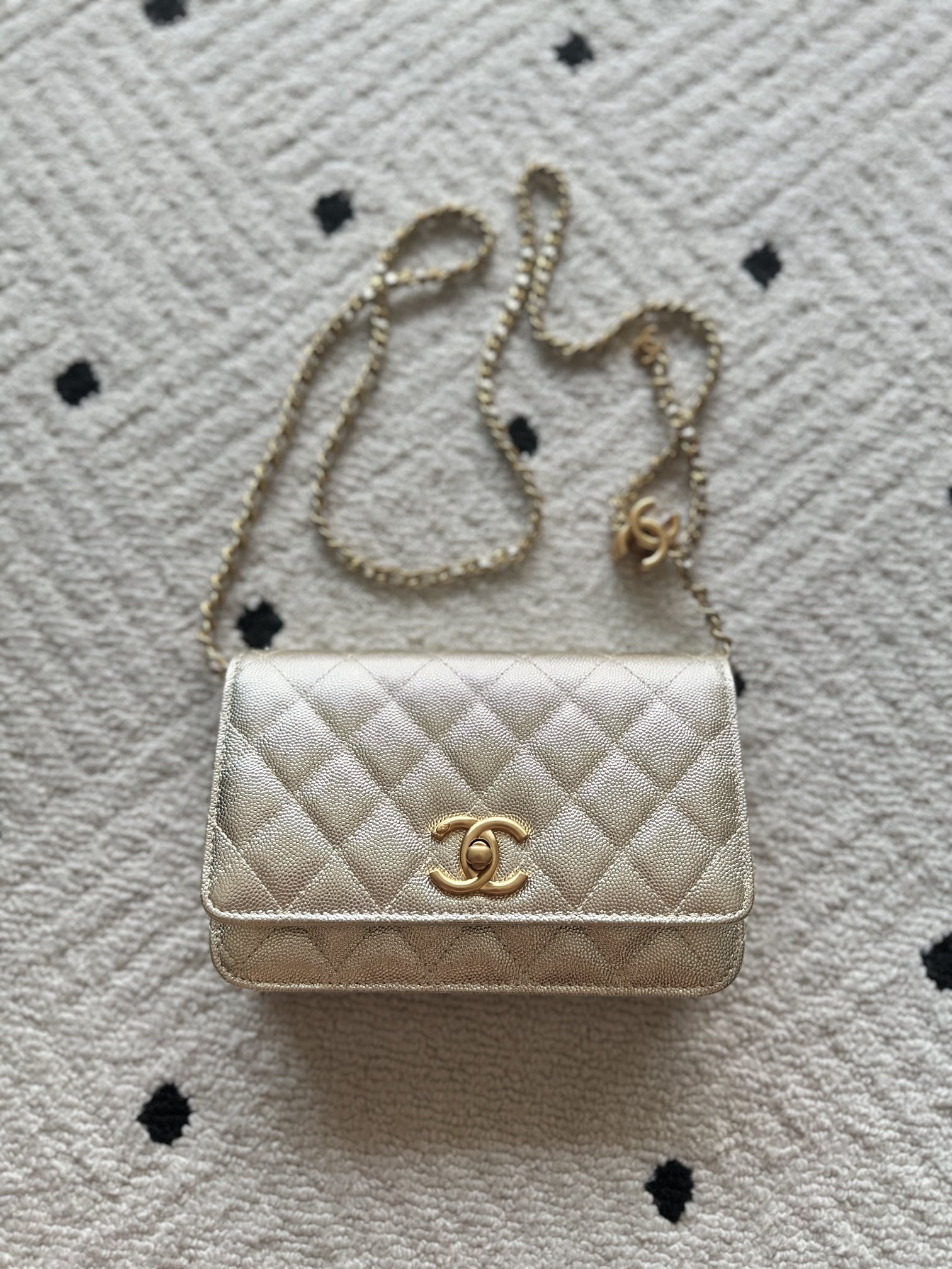 NO:580686,Genuine grade Brand Chanel Model: AP Introduction: Original quality, classic work, the forefront of gorgeousness and quality, nobility beyond your imagination. Leather type: original single mouth ball grain leather, lining original pattern cloth. Hardware: original gold hardware. Size: 19cm, CHANEL, chanel19860909正品级 品牌Chanel型号:AP简介:原单质量,经典之作,华丽气与质的前沿,是意你想不的到尊贵.皮种:原单口进球纹皮,里原配版布.五金:原版金五配制尺寸:19cm,CHANEL,chanel,Bag