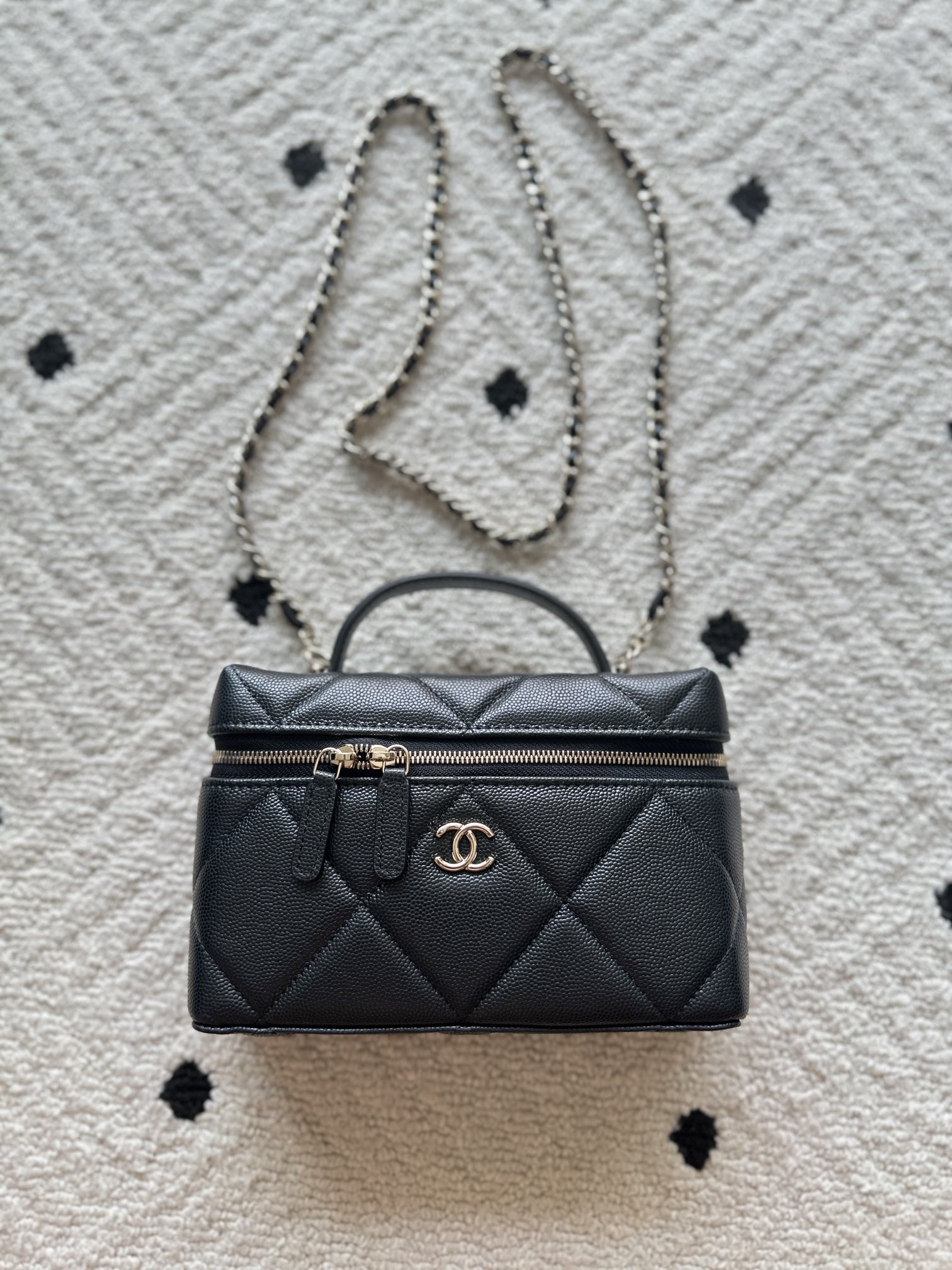 NO:580687,Authentic grade!  Brand: Chanel Model: A Introduction: Original quality, classic, the forefront of magnificence and temperament, nobility beyond your expectation. Leather type: Original imported ball-grain leather, lining with original cloth. Hardware: Original hardware. Size: 17cmX19cmX5cm, CHANEL, chanel19860909正品级 ！品牌:Chanel型号:A简介:原单质量,经典之作,华丽与气质的前沿,是你意想不到的尊贵.皮种:原单进口球纹皮,里配原布.五金:原版五金配制尺寸:17cmX19cmX5cm,CHANEL,chanel,Bag