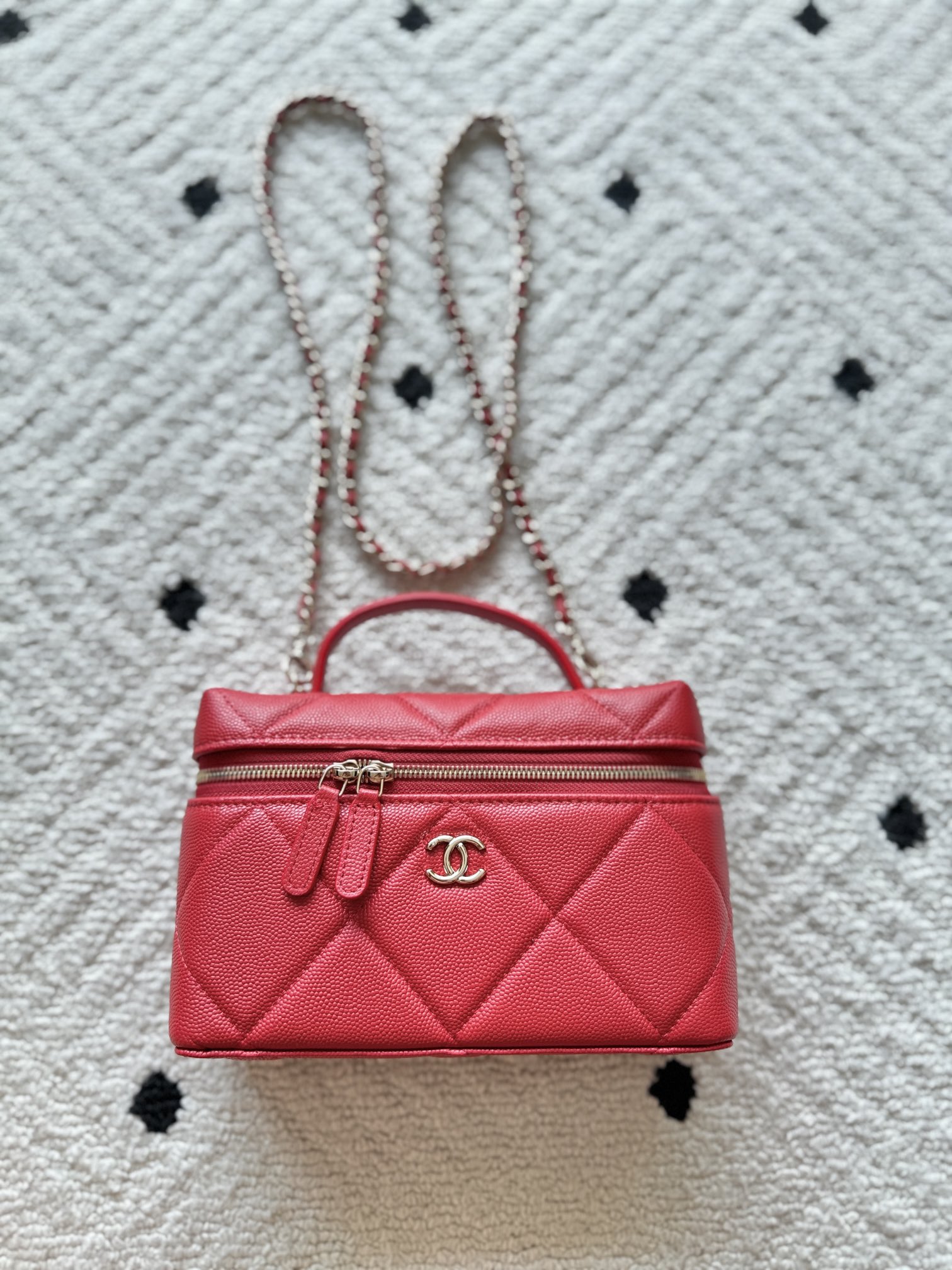 NO:580689,Authentic grade Brand: Chanel Model: A Introduction: Original quality, classic, the forefront of magnificence and temperament, nobility beyond your expectation. Leather type: Original imported ball-grain leather, lining with original cloth. Hardware: Original hardware. Size: 17cmX19cmX5cm, CHANEL, chanel19860909正品级 品牌:Chanel型号:A简介:原单质量,经典之作,华丽与气质的前沿,是你意想不到的尊贵.皮种:原单进口球纹皮,里配原布.五金:原版五金配制尺寸:17cmX19cmX5cm,CHANEL,chanel,Bag