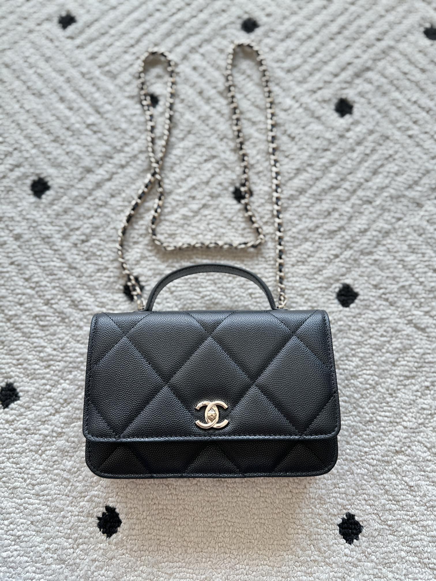 NO:574093,Authentic grade Brand Chanel Model: 4931 Introduction: Original quality, classic, the forefront of magnificence and temperament, nobility beyond your expectation. Leather type: Original imported ball-grain leather, with original cloth inside. Hardware: Original hardware. Size: 19cmX11.5cmX7cm, CHANEL, chanel19860909正品级  品牌Chanel型号:4931简介:原单质量,经典之作,华丽与气质的前沿,是你意想不到的尊贵.皮种:原单进口球纹皮,里配原版布.五金:原版五金配制尺寸:19cmX11.5cmX7cm,CHANEL,chanel,Bag