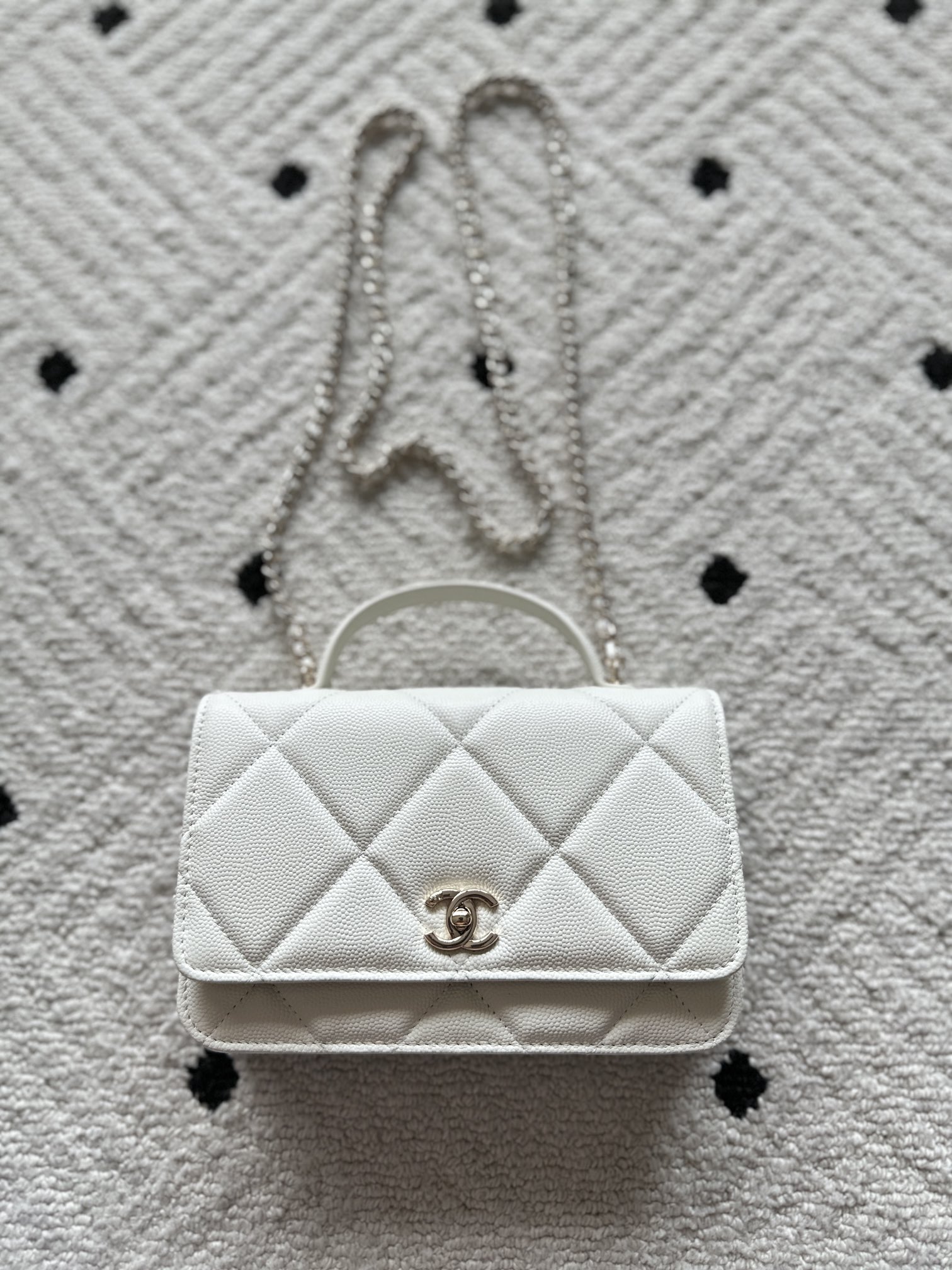 NO:580692,Authentic grade!  Brand Chanel Model: 4931 Introduction: Original quality, classic, the forefront of magnificence and temperament, nobility beyond your expectation. Leather type: Original imported ball-grain leather, with original fabric inside. Hardware: Original hardware. Size: 19cmX11.5cmX7cm, CHANEL, chanel19860909正品级 ！ 品牌Chanel型号:4931简介:原单质量,经典之作,华丽与气质的前沿,是你意想不到的尊贵.皮种:原单进口球纹皮,里配原版布.五金:原版五金配制尺寸:19cmX11.5cmX7cm,CHANEL,chanel,Bag