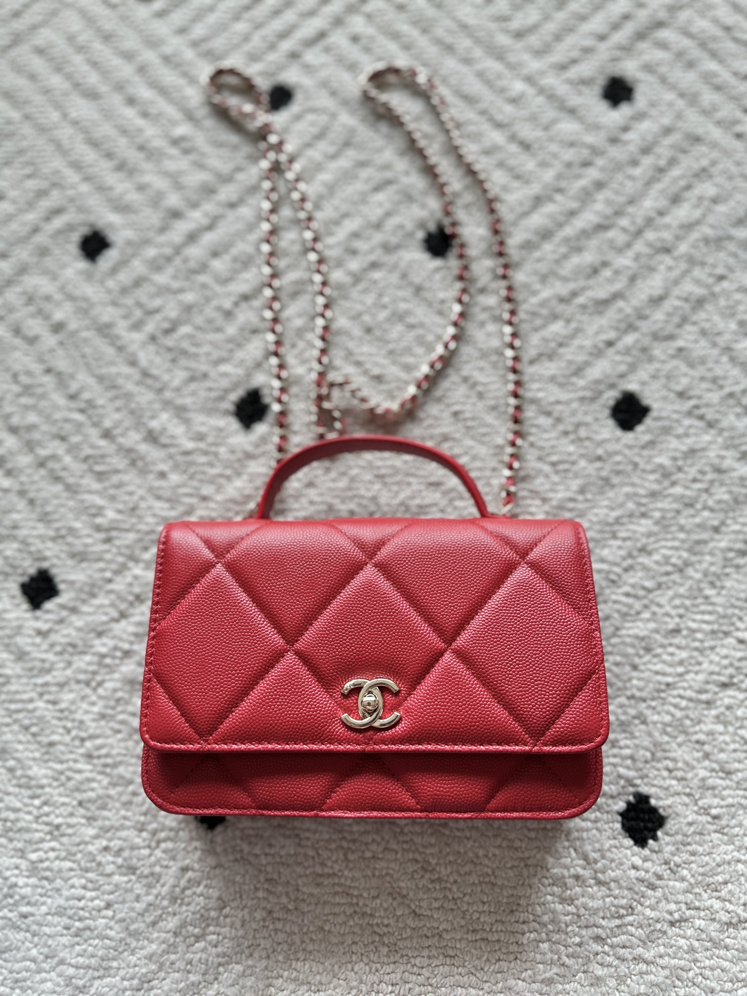 NO:574130,Authentic grade Brand Chanel Model: 4931 Introduction: Original quality, classic, the forefront of magnificence and temperament, nobility beyond your expectation. Leather type: Original imported ball-grain leather, with original cloth inside. Hardware: Original hardware. Size: 19cmX11.5cmX7cm, CHANEL, chanel19860909正品级 品牌Chanel型号:4931简介:原单质量,经典之作,华丽与气质的前沿,是你意想不到的尊贵.皮种:原单进口球纹皮,里配原版布.五金:原版五金配制尺寸:19cmX11.5cmX7cm,CHANEL,chanel,Bag