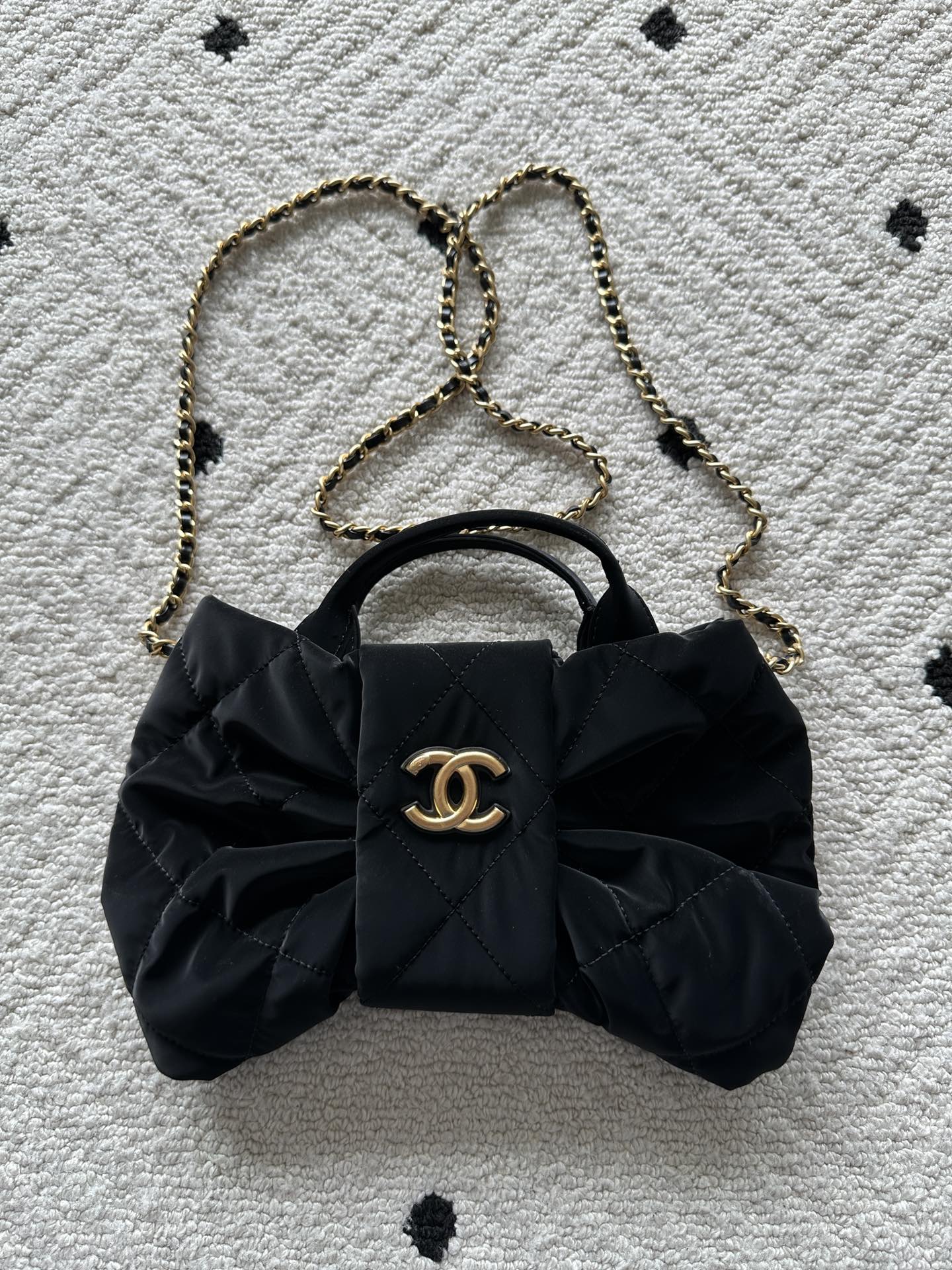 NO:583771,Authentic grade Brand Chanel Model: 5849 Introduction: Original quality, classic, the forefront of magnificence and temperament, nobility beyond your expectation. Leather type: Original imported denim, with original fabric inside. Hardware: Original hardware. Size: 18cmX26cmX5cm, CHANEL, chanel19860909正品级 品牌Chanel型号:5849简介:原单质量,经典之作,华丽与气质的前沿,是你意想不到的尊贵.皮种:原单进口牛仔布,里配原版布.五金:原版五金配制尺寸:18cmX26cmX5cm,CHANEL,chanel,Bag