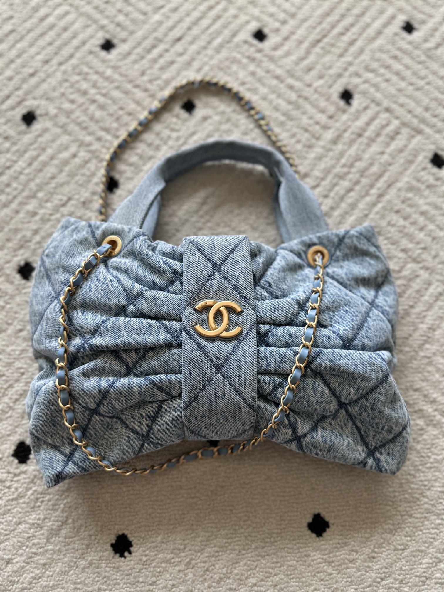 NO:583775,Authentic grade Brand Chanel Model: 5851 Introduction: Original quality, classic, the forefront of magnificence and temperament, nobility beyond your expectation. Leather type: Original imported denim, with original fabric inside. Hardware: Original hardware. Size: 29cmX38cmX5cm, CHANEL, chanel19860909正品级 品牌Chanel型号:5851简介:原单质量,经典之作,华丽与气质的前沿,是你意想不到的尊贵.皮种:原单进口牛仔布,里配原版布.五金:原版五金配制尺寸:29cmX38cmX5cm,CHANEL,chanel,Bag