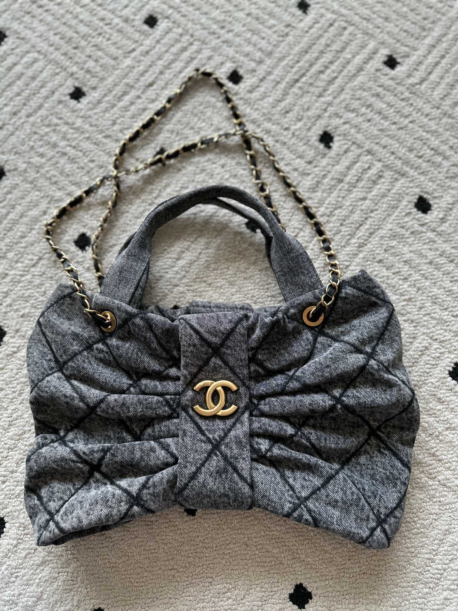 NO:583777,Authentic grade!  Brand Chanel Model: 5851 Introduction: Original quality, classic, the forefront of magnificence and temperament, nobility beyond your expectation. Leather type: Original imported denim, with original fabric inside. Hardware: Original hardware. Size: 29cmX38cmX5cm, CHANEL, chanel19860909正品级 ！品牌Chanel型号:5851简介:原单质量,经典之作,华丽与气质的前沿,是你意想不到的尊贵.皮种:原单进口牛仔布,里配原版布.五金:原版五金配制尺寸:29cmX38cmX5cm,CHANEL,chanel,Bag