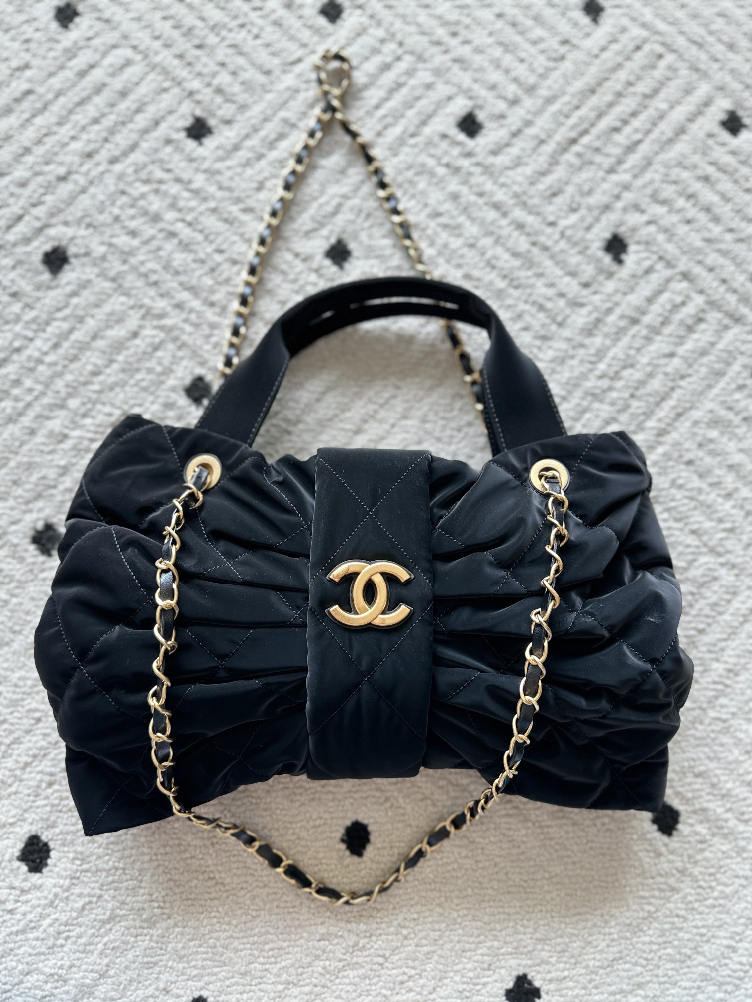 NO:583779,Authentic grade Brand Chanel Model: 5851 Introduction: Original quality, classic, the forefront of magnificence and temperament, nobility beyond your expectation. Leather type: Original imported denim, with original fabric inside. Hardware: Original hardware. Size: 29cmX38cmX5cm, CHANEL, chanel19860909正品级 品牌Chanel型号:5851简介:原单质量,经典之作,华丽与气质的前沿,是你意想不到的尊贵.皮种:原单进口牛仔布,里配原版布.五金:原版五金配制尺寸:29cmX38cmX5cm,CHANEL,chanel,Bag