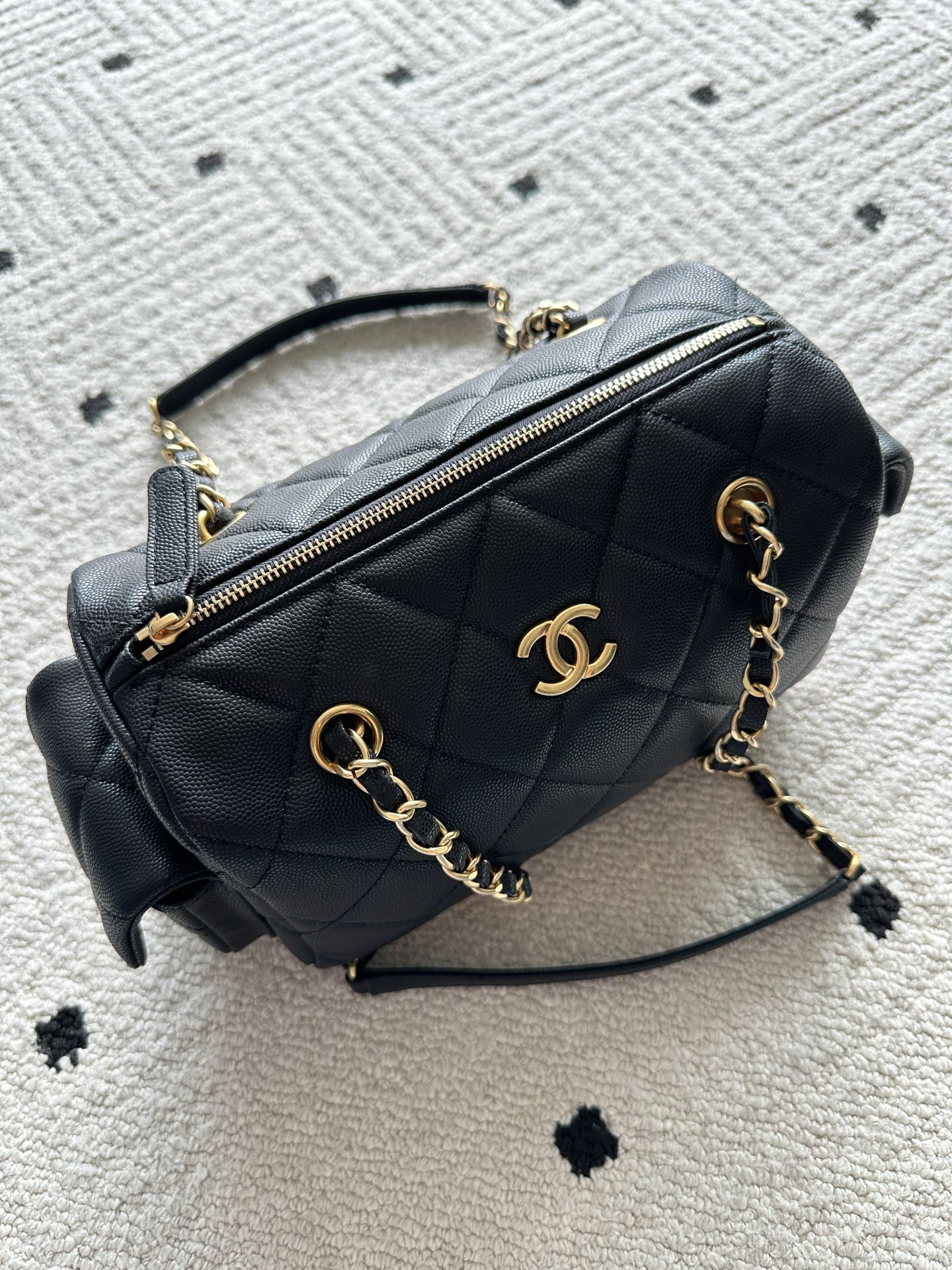 NO:617876,Genuine grade Brand Chanel Model: 5791 Introduction: Original quality, classic, the forefront of magnificence and temperament, nobility beyond your expectation. Leather type: Original imported ball-grain leather, with original cloth inside. Hardware: Original hardware. Size: 19cmX27cmX13.5cm, CHANEL, chanel19860909正品级 品牌Chanel型号:5791简介:原单质量,经典之作,华丽与气质的前沿,是你意想不到的尊贵.皮种:原单进口球纹皮,里配原版布.五金:原版五金配制尺寸:19cmX27cmX13.5cm,CHANEL,chanel,Bag