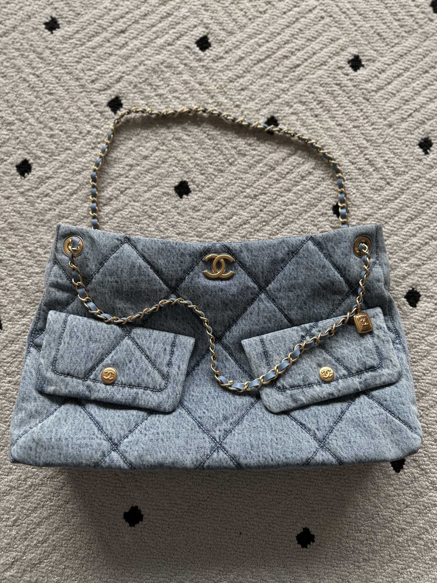 NO:580690,Authentic brand Chanel model: Introduction: Original quality, classic, the forefront of magnificence and temperament, nobility beyond your expectation. Leather type: Original imported denim, with original fabric inside. Hardware: Original hardware. Size: 25cmX38cmX10cm, CHANEL, chanel19860909正品级  品牌Chanel型号:简介:原单质量,经典之作,华丽与气质的前沿,是你意想不到的尊贵.皮种:原单进口牛仔布,里配原版布.五金:原版五金配制尺寸:25cmX38cmX10cm,CHANEL,chanel,Bag