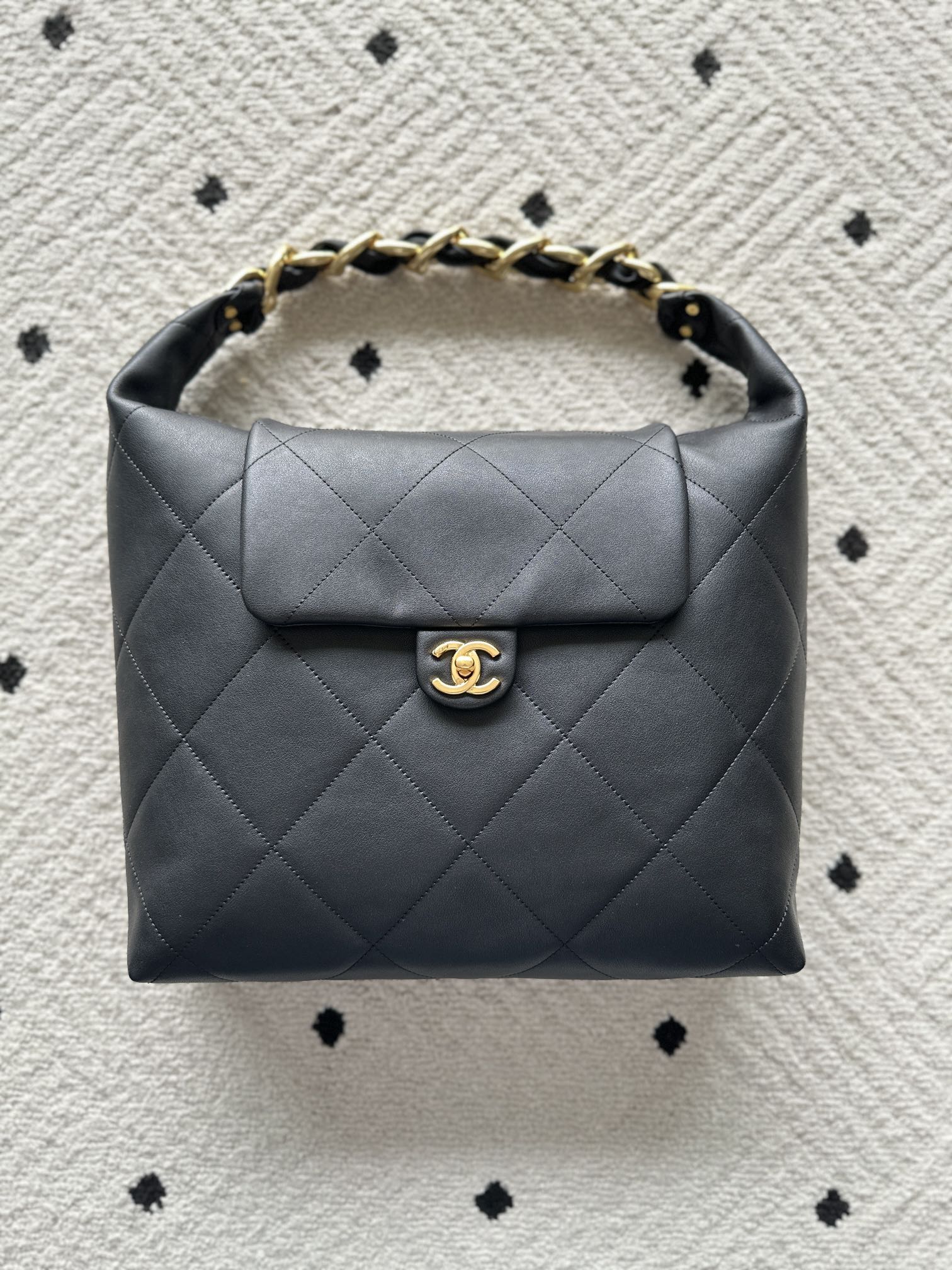 NO:583778,Authentic brand Chanel model: Introduction: Original quality, classic, the forefront of magnificence and temperament, nobility beyond your expectation. Leather type: Original imported cowhide, with original cloth inside. Hardware: Original hardware. Size: 35cmX47cmX10cm, CHANEL, chanel, cowhide19860909正品级 品牌Chanel型号:简介:原单质量,经典之作,华丽与气质的前沿,是你意想不到的尊贵.皮种:原单进口牛皮,里配原版布.五金:原版五金配制尺寸:35cmX47cmX10cm,CHANEL,chanel,cowhide,Bag